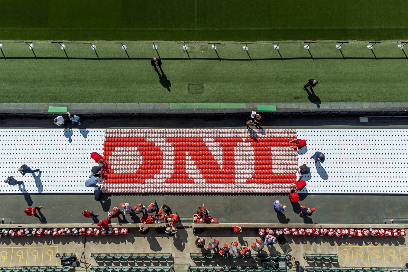 /images/news/2022-04-29-honda-uk-sets-guiness-record-for-largest-rugby-ball-mosaic-1.jpg