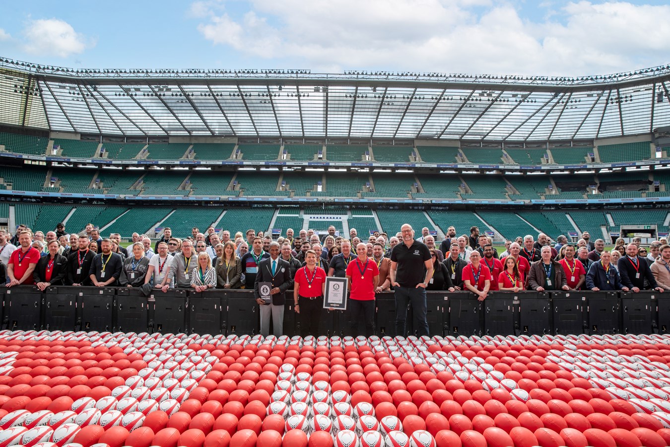 /images/news/2022-04-29-honda-uk-sets-guiness-record-for-largest-rugby-ball-mosaic-3.jpg