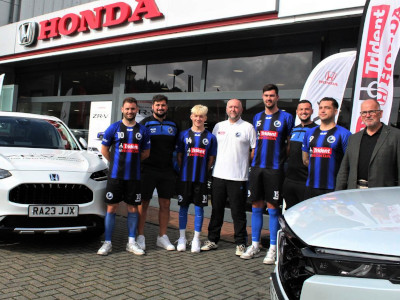 Knaphill Athletic FC visits Trident Honda in Ottershaw