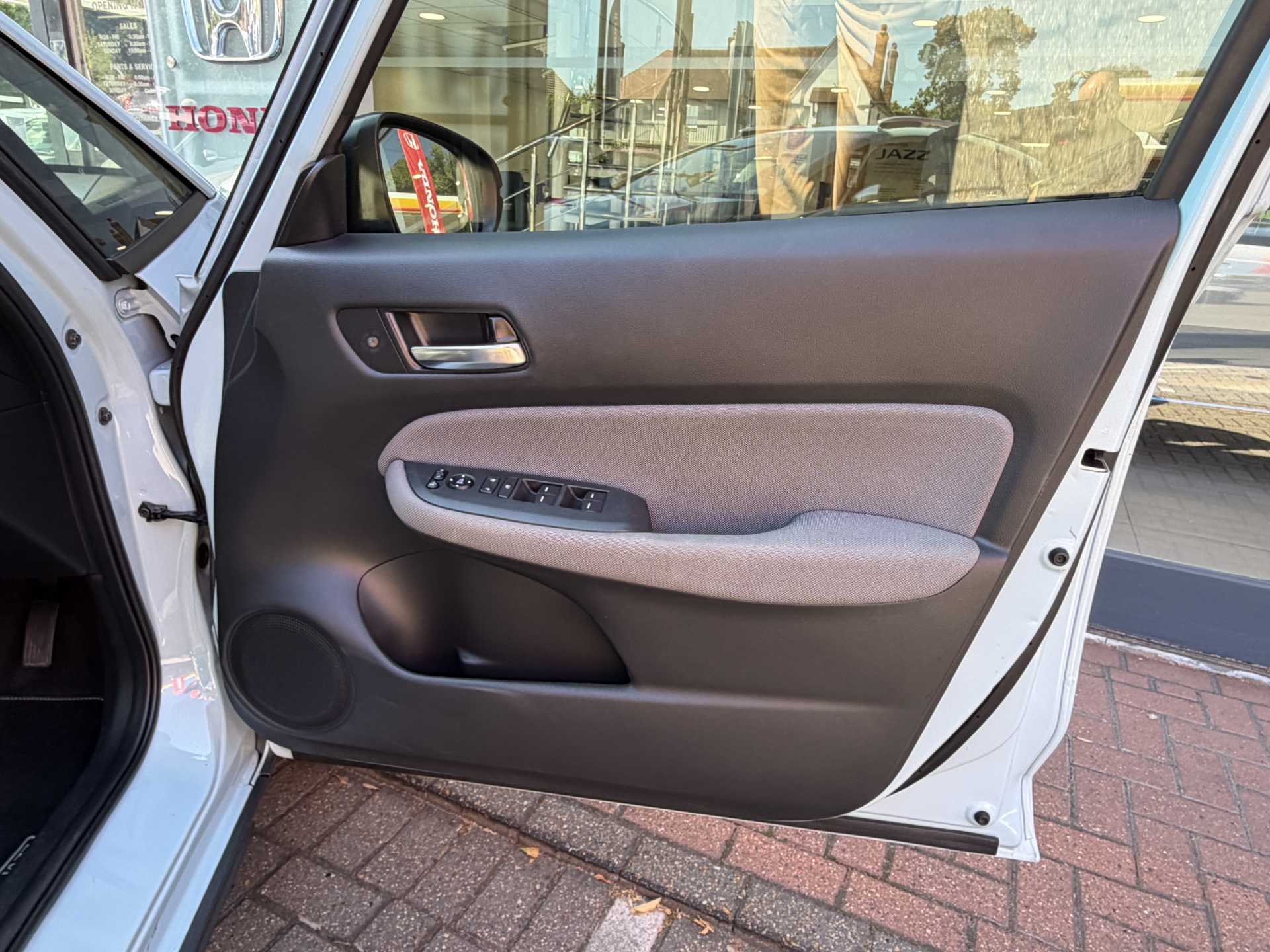 Honda Jazz 1.5 i-MMD Hybrid Crosstar EX 5dr eCVT - Image 17