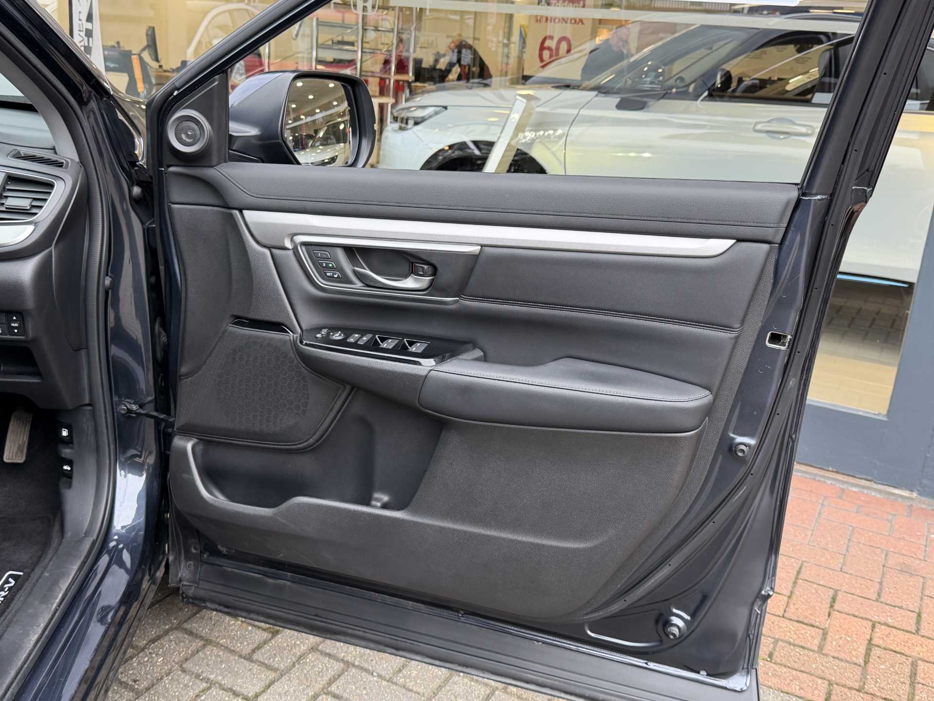 Honda CR-V 2.0 i-MMD Hybrid EX 5dr eCVT - Image 17