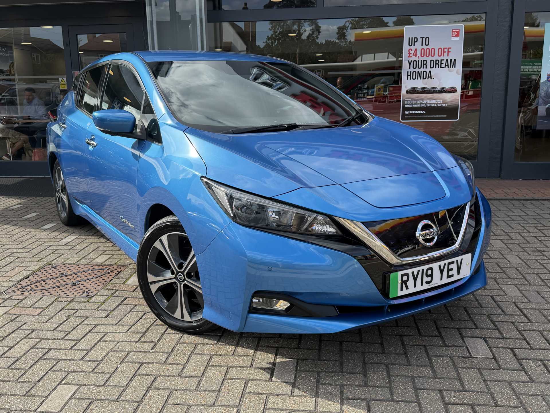 Nissan LEAF 110kW N-Connecta 40kWh 5dr Auto — image 1