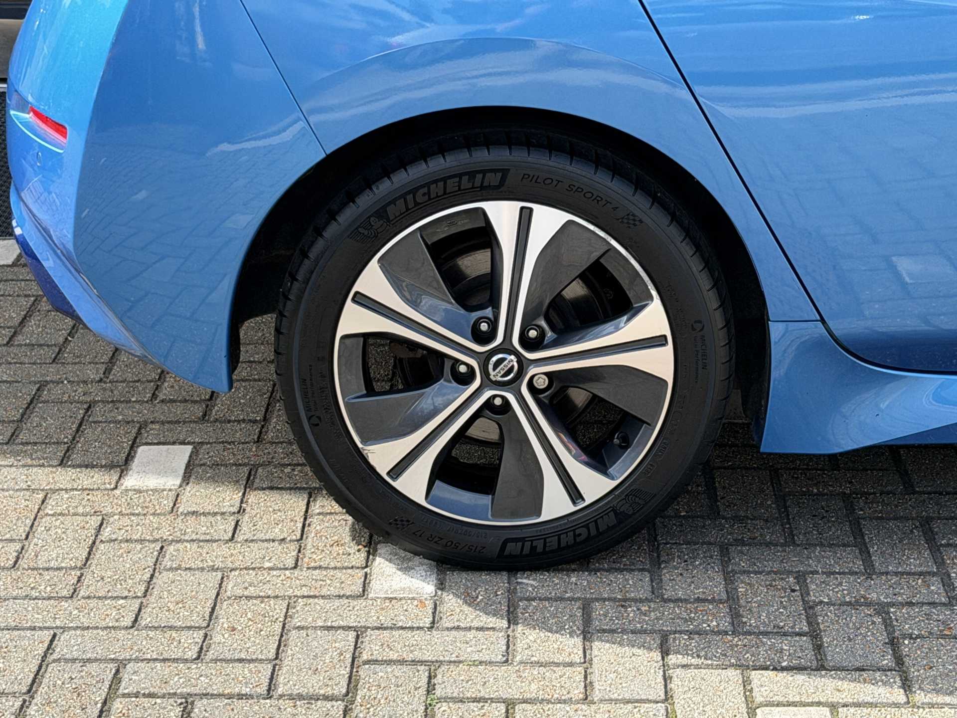 Nissan LEAF 110kW N-Connecta 40kWh 5dr Auto — image 9