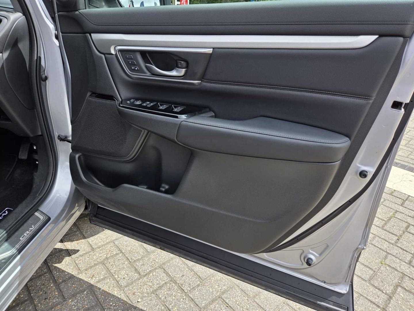 Honda CR-V 2.0 i-MMD Hybrid EX 5dr eCVT - Image 17