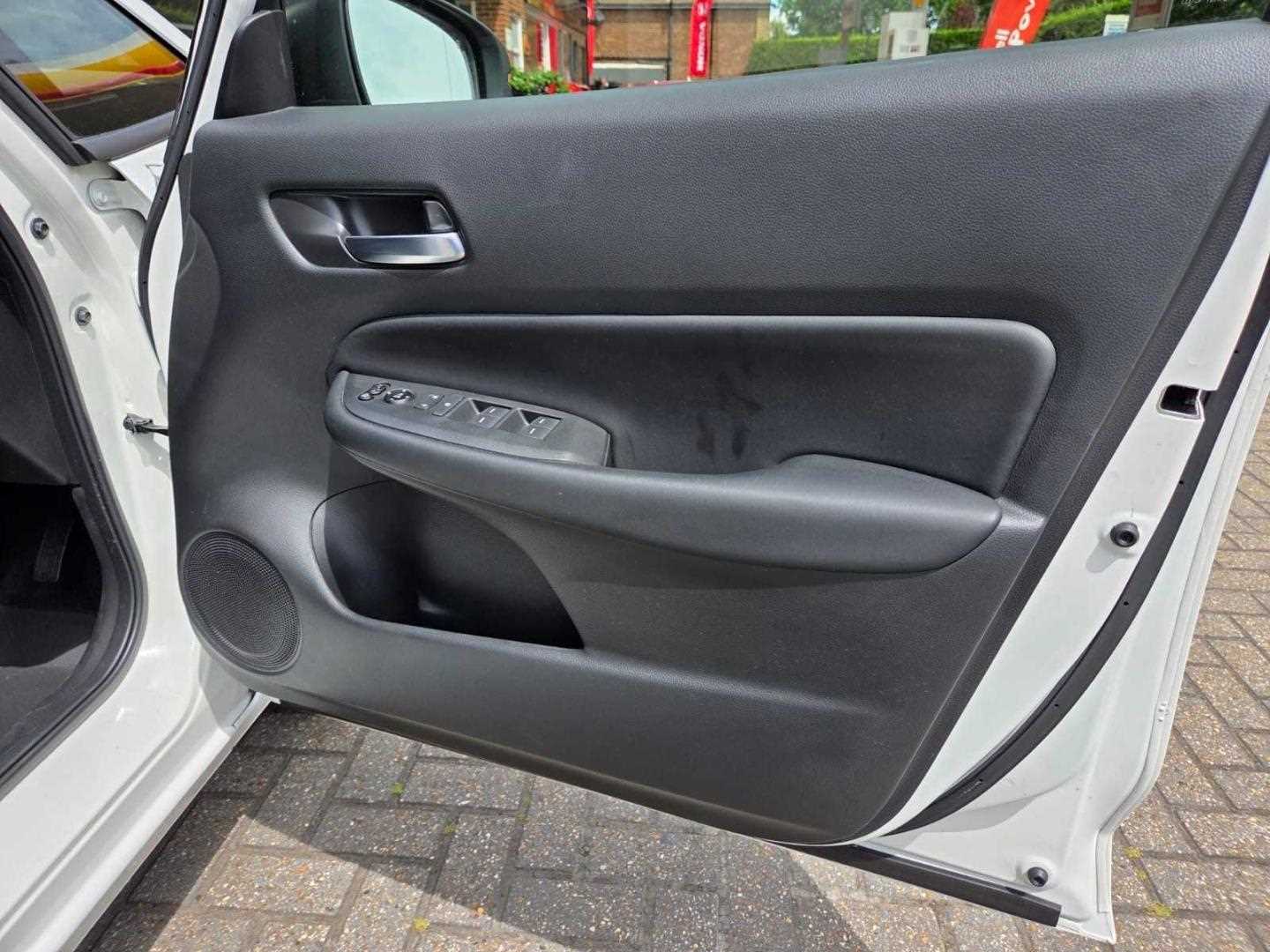 Honda JAZZ 1.5 i-MMD Hybrid EX 5dr eCVT - Image 17