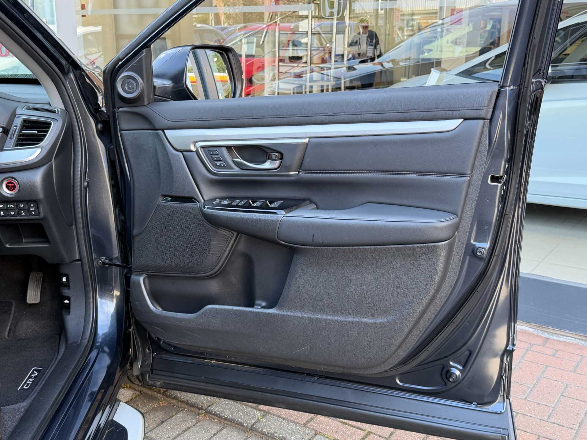 Honda CR-V 2.0 i-MMD Hybrid EX 5dr eCVT - Image 17