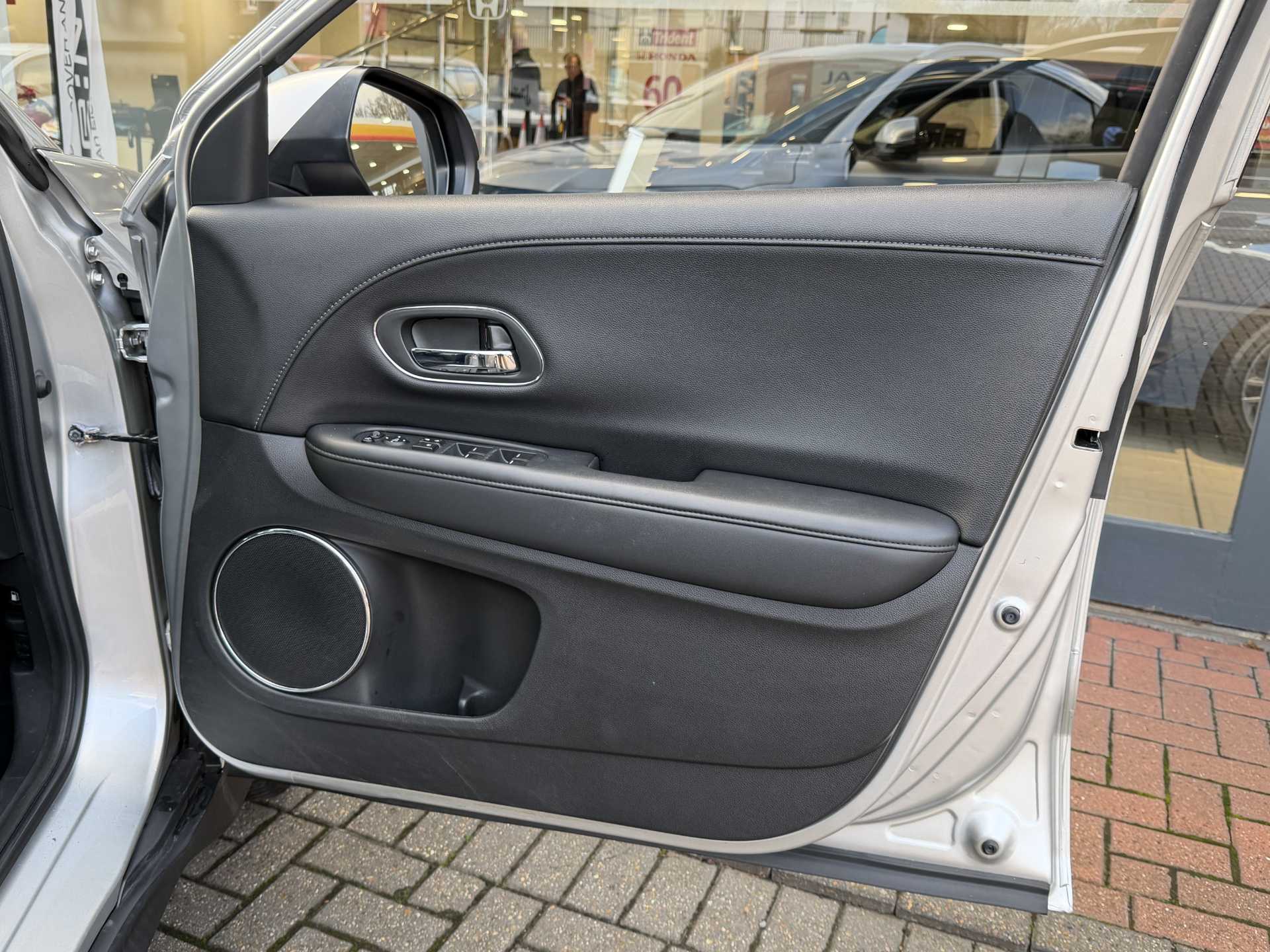 Honda HR-V 1.5 i-VTEC EX CVT 5dr - Image 17