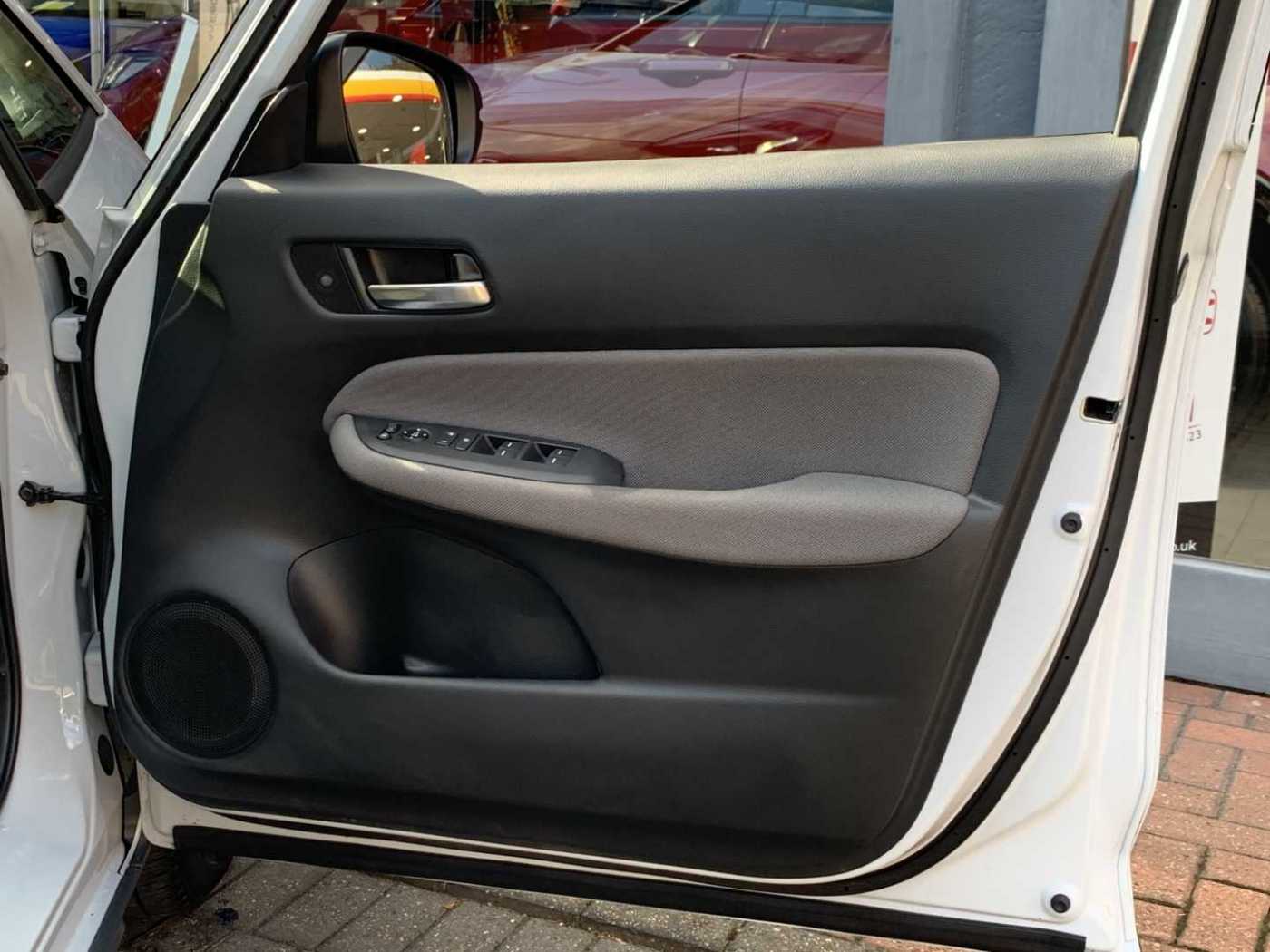 Honda Jazz 1.5 i-MMD Hybrid Crosstar EX 5dr eCVT - Image 17