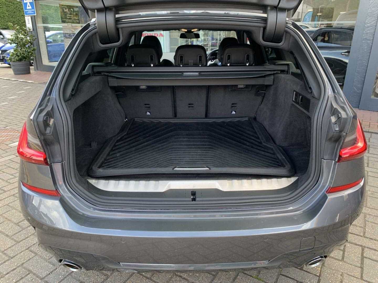 BMW 3 SERIES 330e M Sport Touring 5dr Step Auto - Image 13