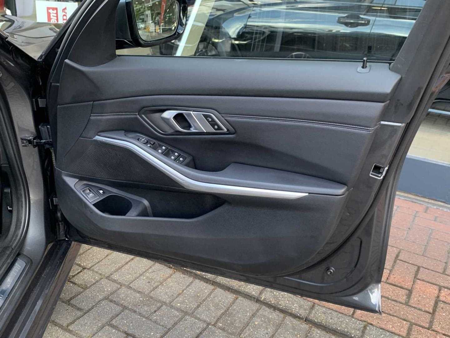 BMW 3 SERIES 330e M Sport Touring 5dr Step Auto - Image 17
