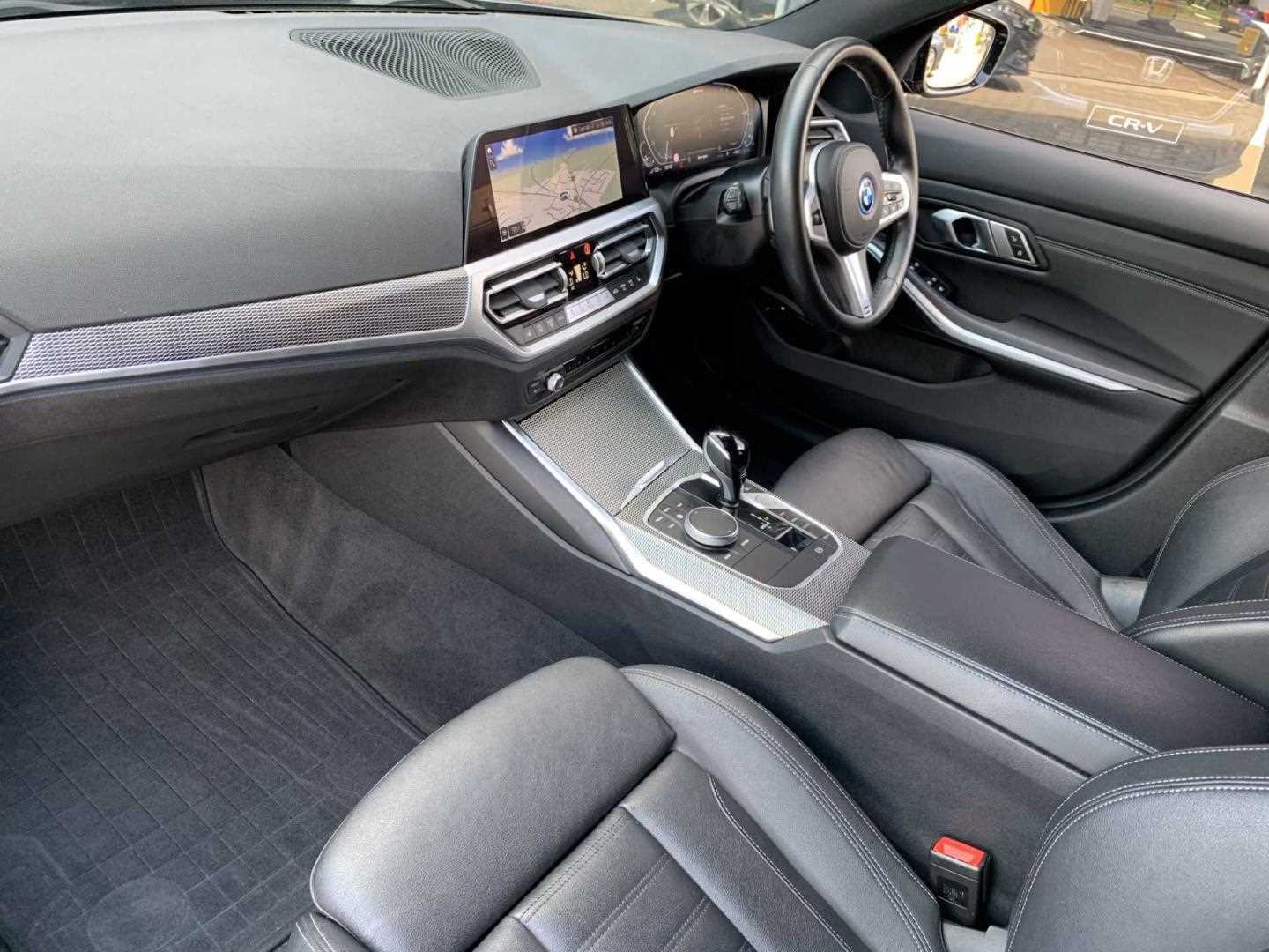 BMW 3 SERIES 330e M Sport Touring 5dr Step Auto - Image 2