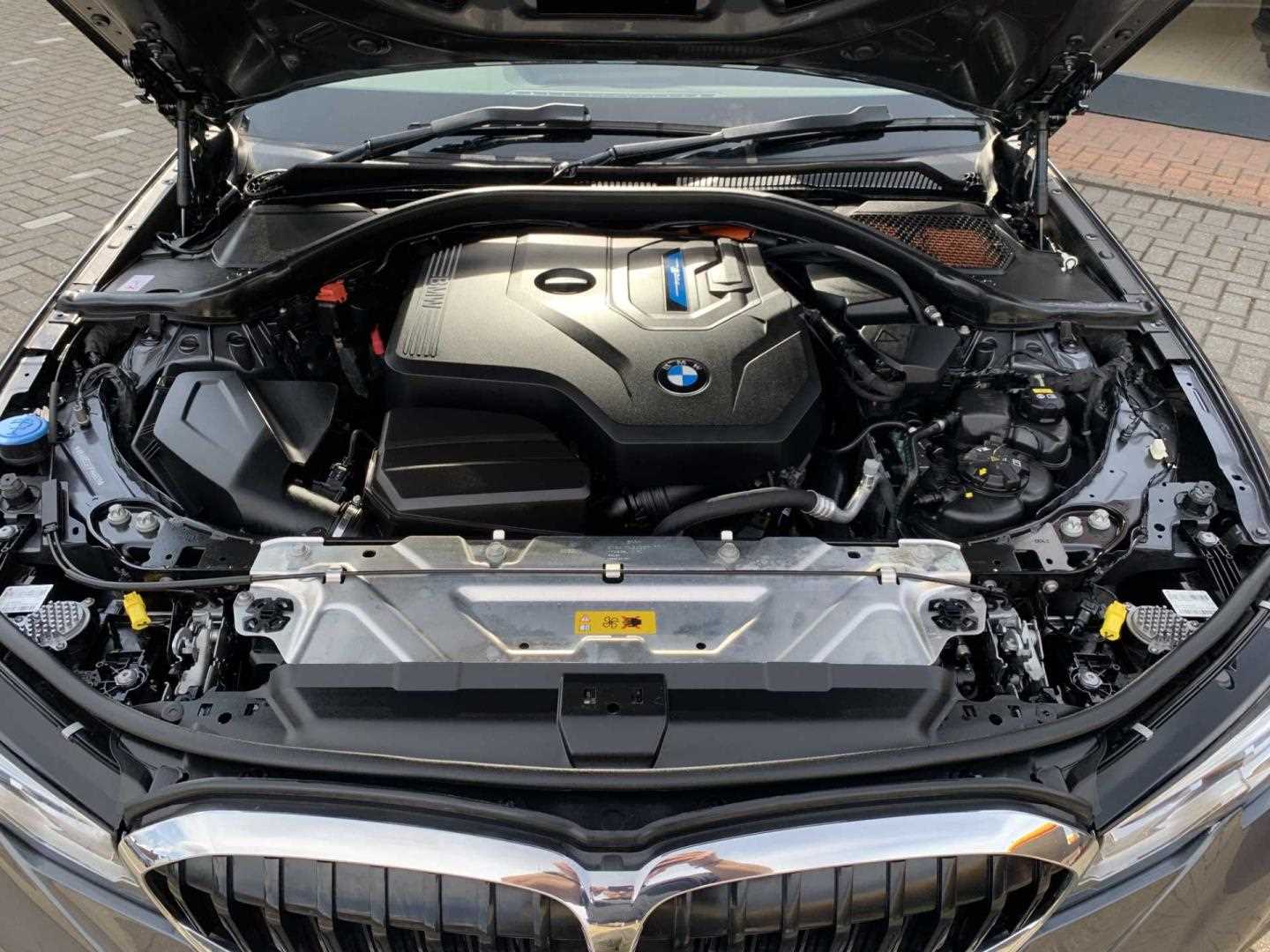 BMW 3 SERIES 330e M Sport Touring 5dr Step Auto - Image 20