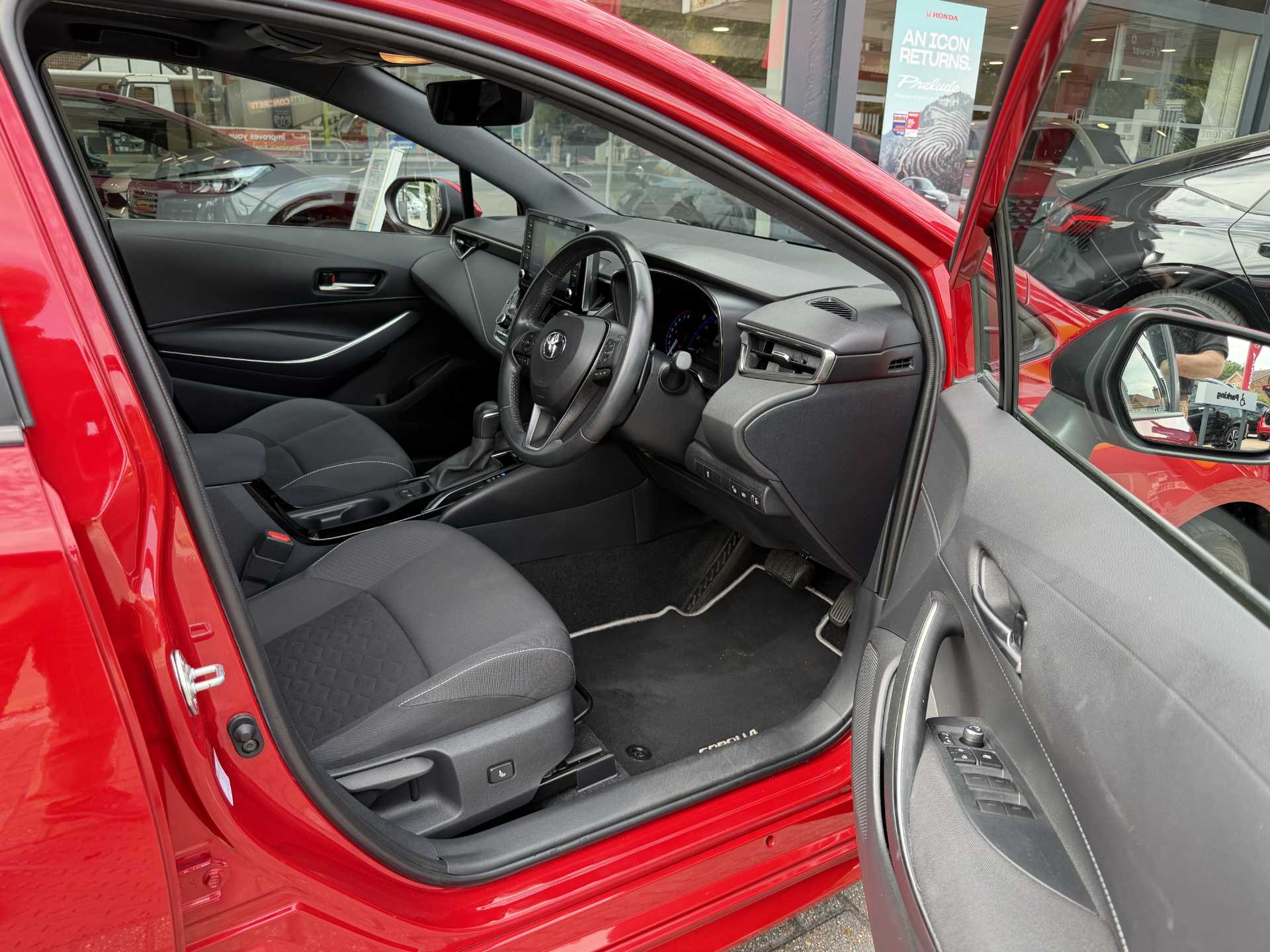 Toyota COROLLA 2.0 VVT-i Hybrid Design 5dr CVT [Panoramic Roof] — image 15