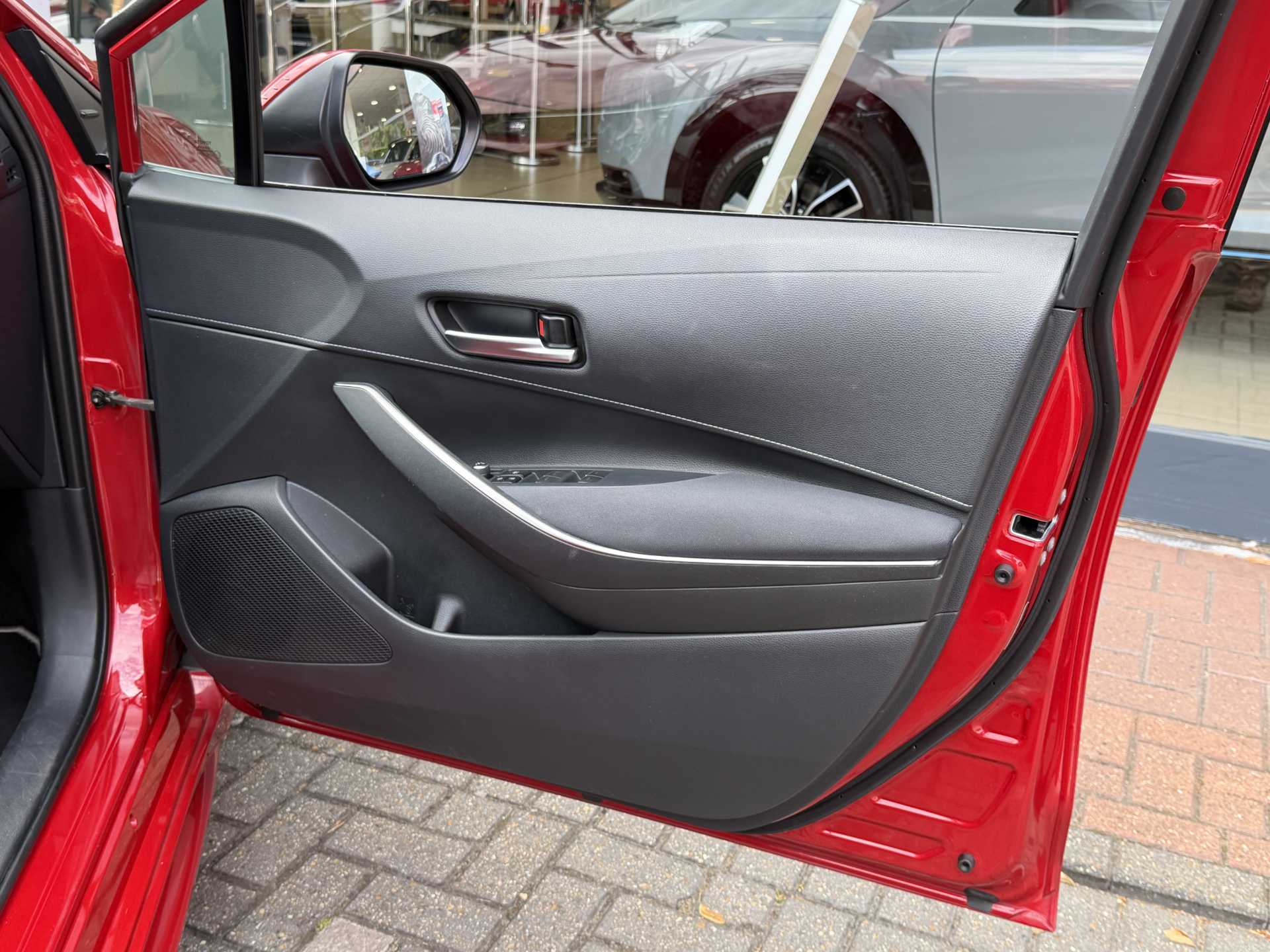 Toyota COROLLA 2.0 VVT-i Hybrid Design 5dr CVT [Panoramic Roof] — image 17