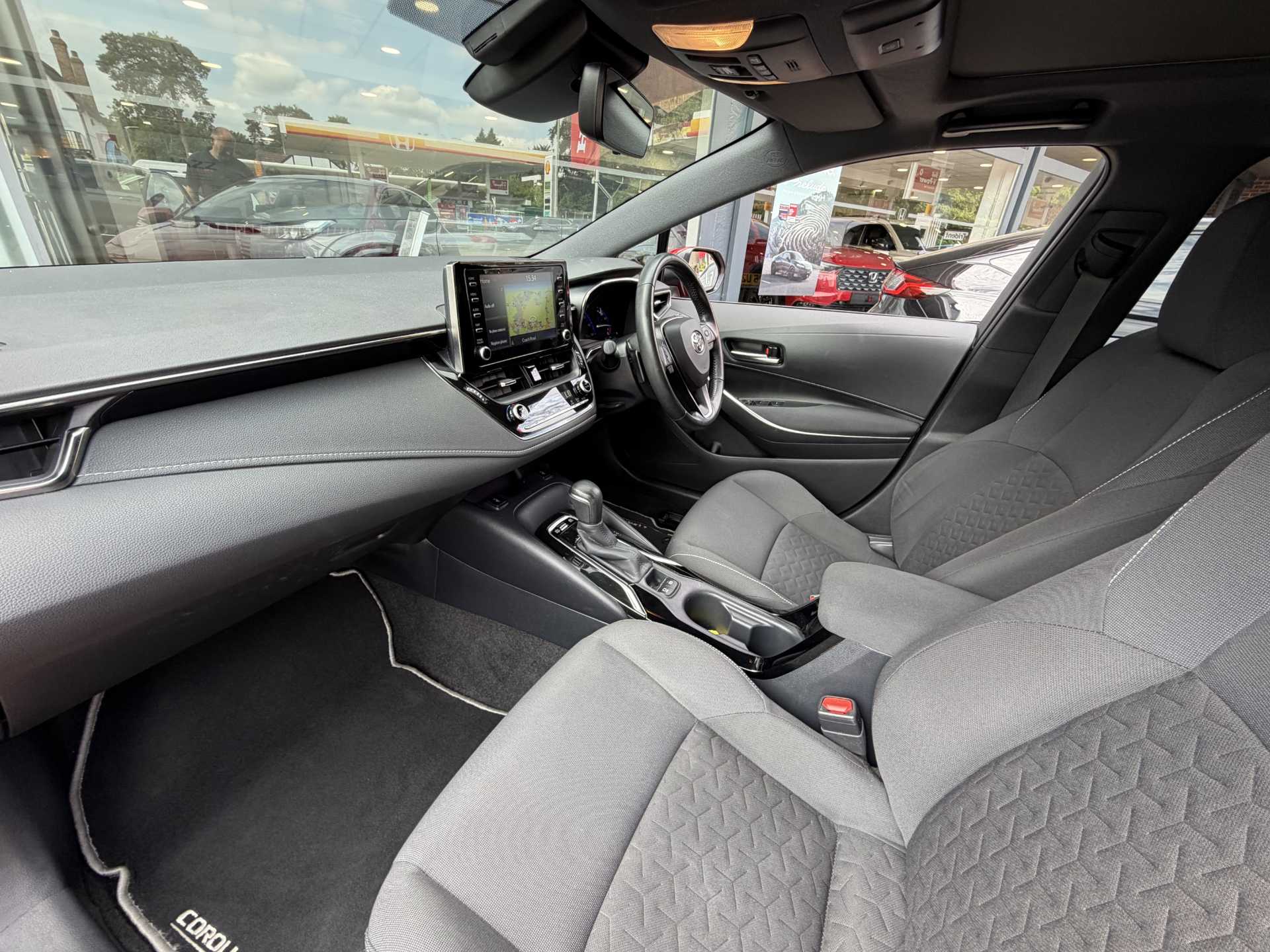 Toyota COROLLA 2.0 VVT-i Hybrid Design 5dr CVT [Panoramic Roof] — image 2