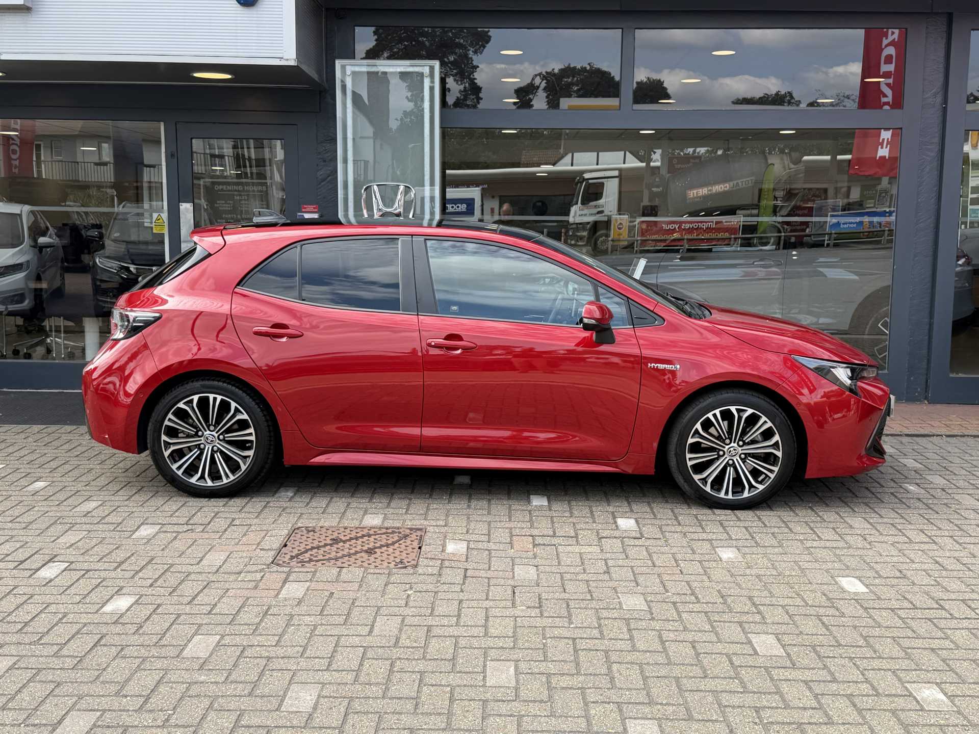 Toyota COROLLA 2.0 VVT-i Hybrid Design 5dr CVT [Panoramic Roof] — image 5