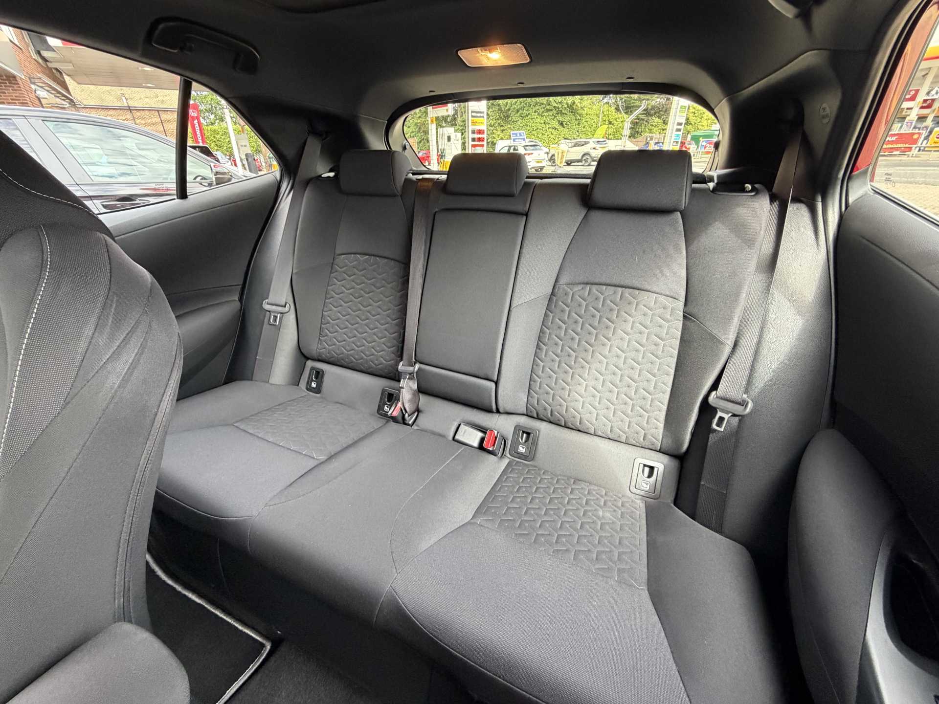 Toyota COROLLA 2.0 VVT-i Hybrid Design 5dr CVT [Panoramic Roof] — image 8