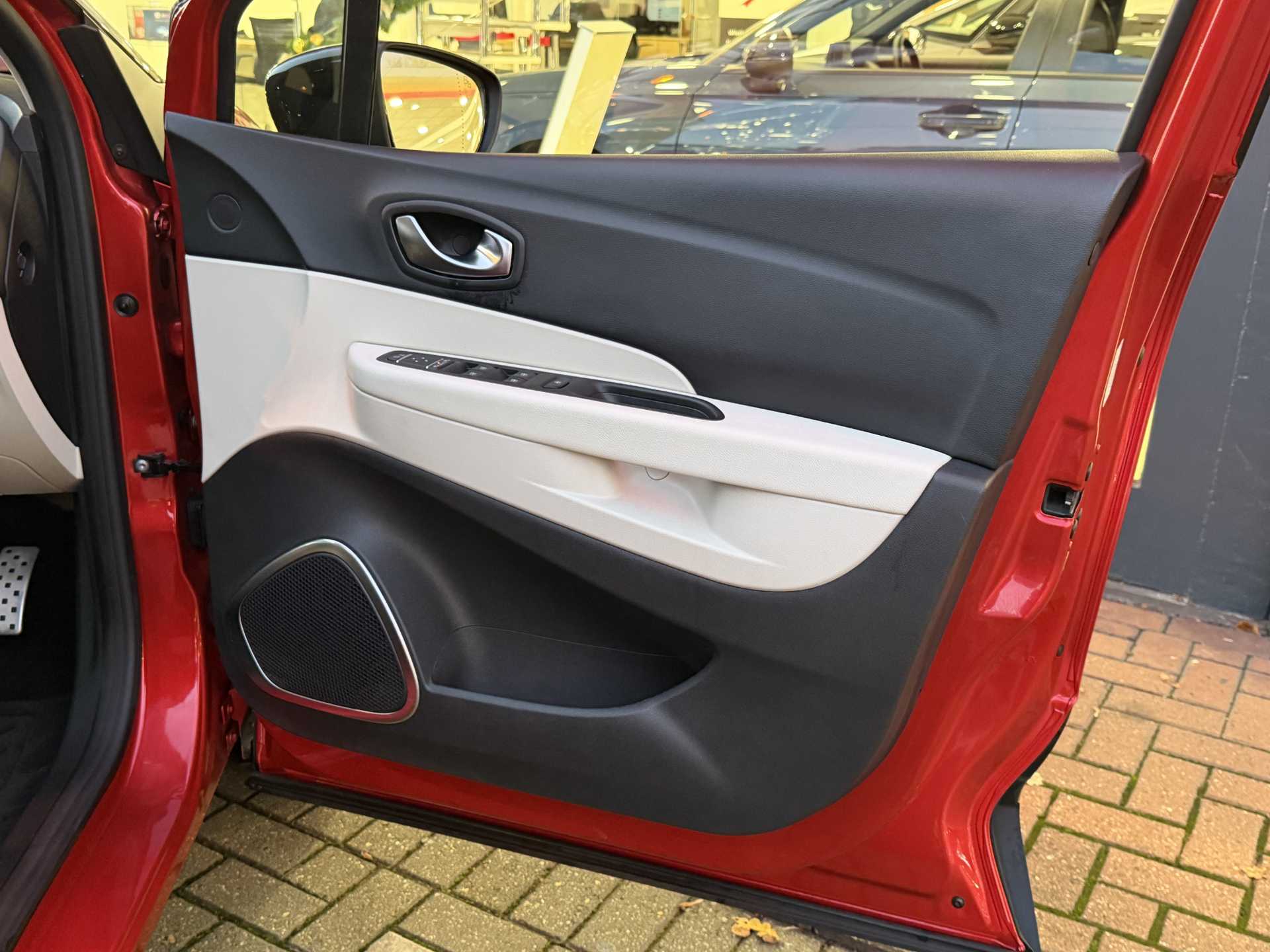 Renault CAPTUR 1.3 TCE 150 GT Line 5dr EDC - Image 17