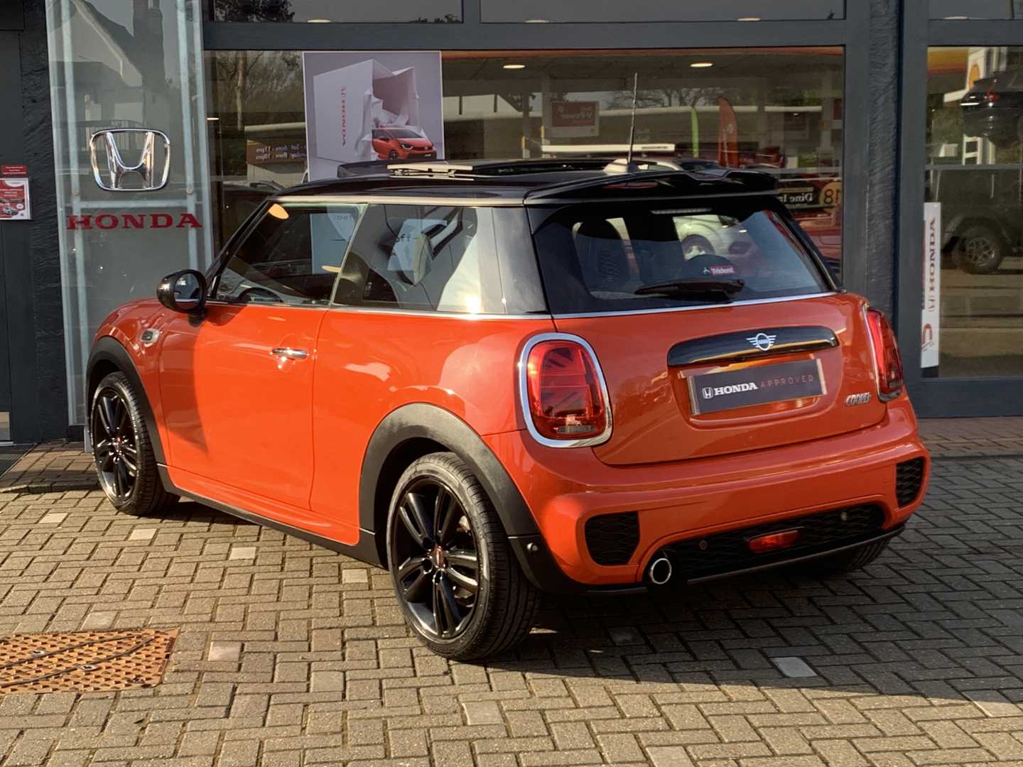 MINI HATCHBACK 1.5 Cooper Sport II 3dr Auto [Comfort/Nav Pack] - Image 3