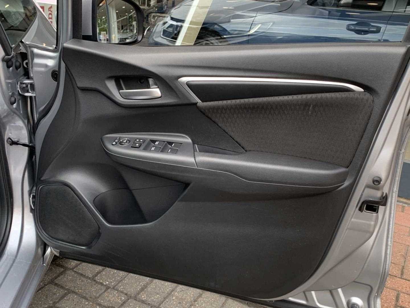 Honda JAZZ 1.3 i-VTEC EX Navi 5dr - Image 17