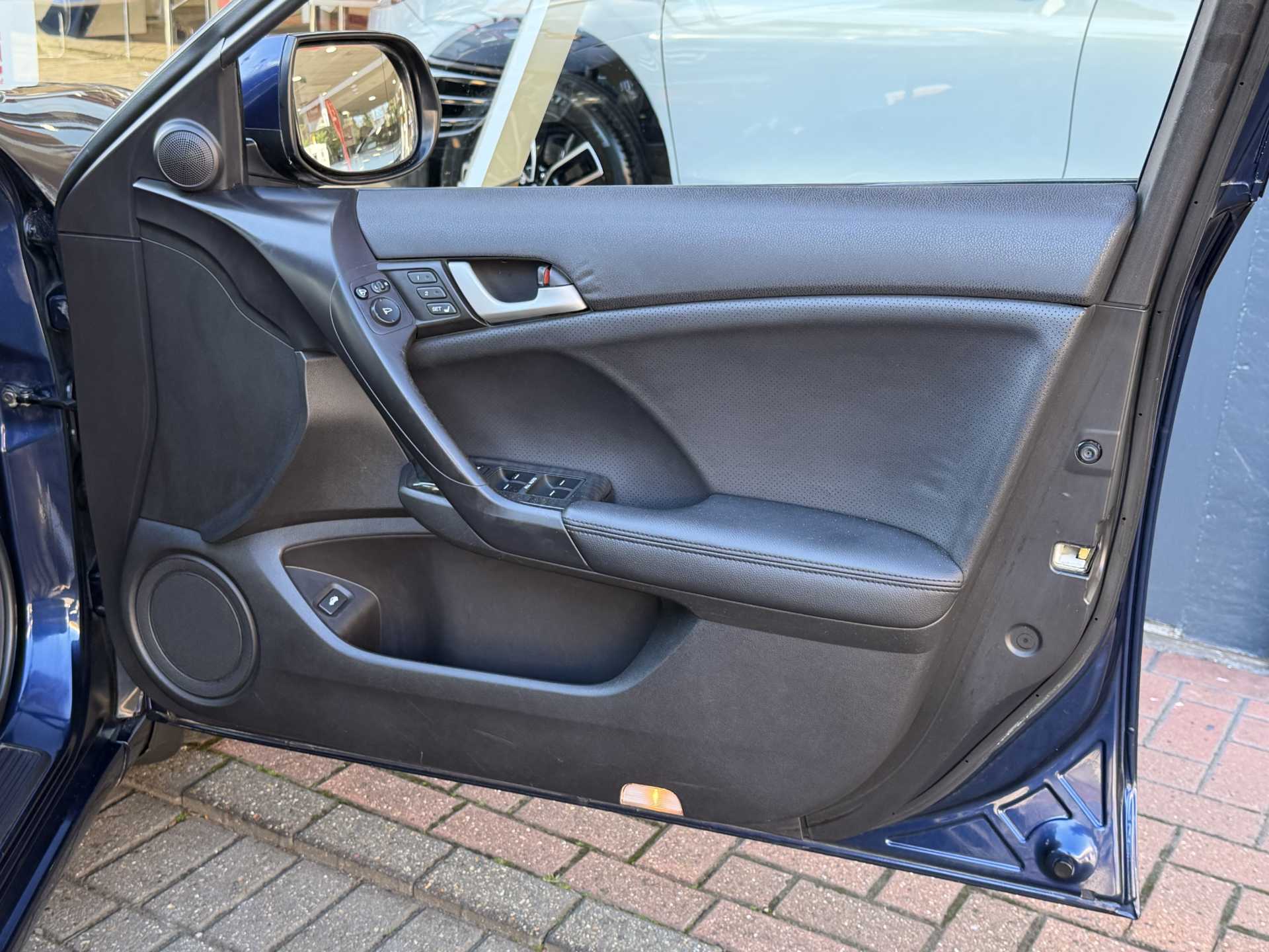 Honda ACCORD 2.0 i-VTEC EX 4dr Auto [Sat Nav + HFT] - Image 17