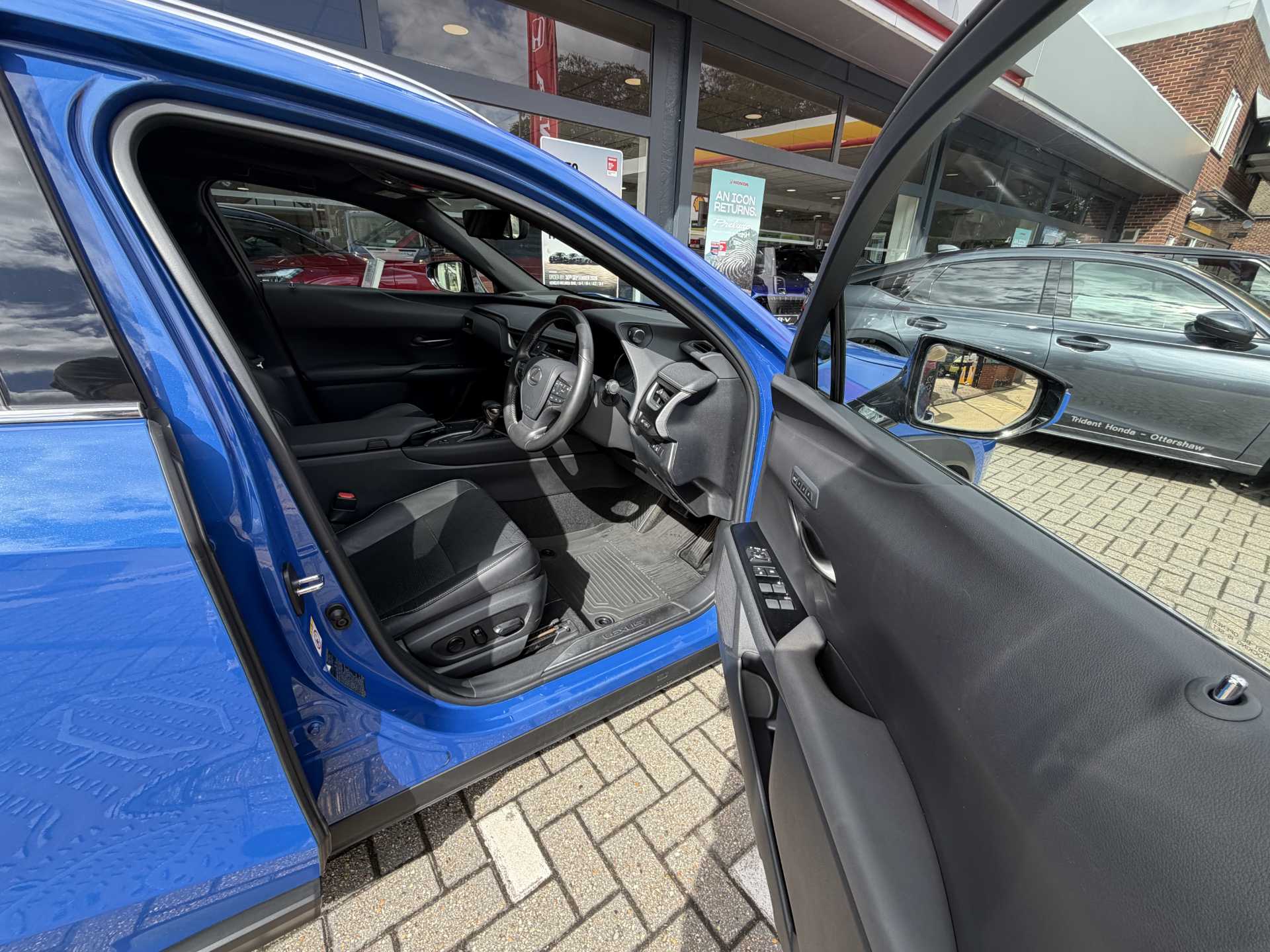Lexus UX 250h 2.0 Takumi 5dr CVT — image 15