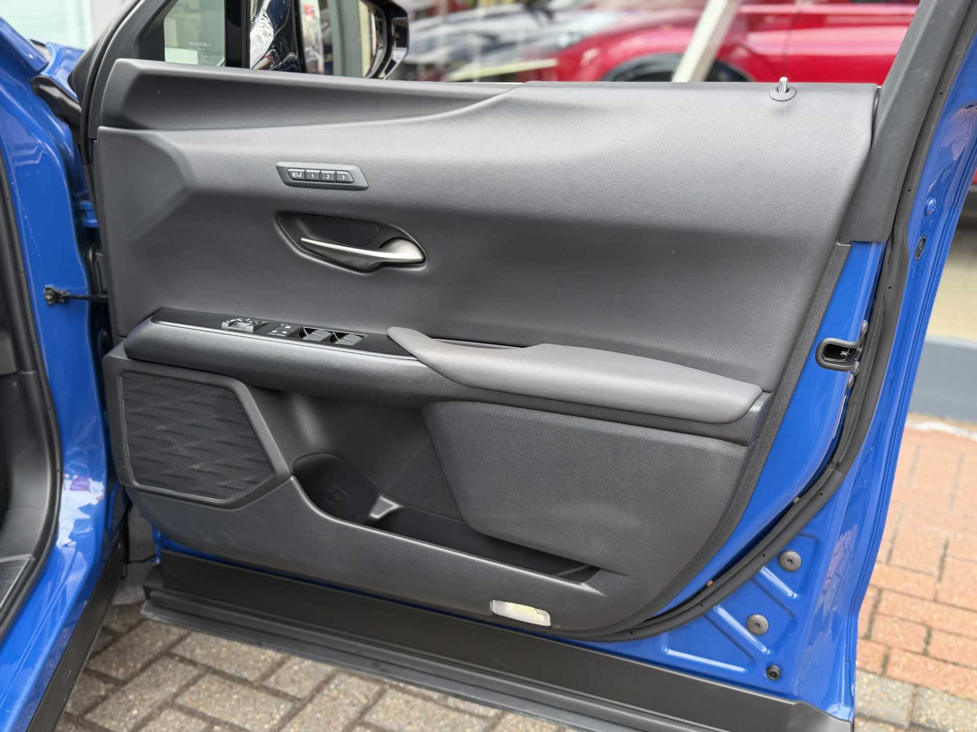 Lexus UX 250h 2.0 Takumi 5dr CVT — image 17