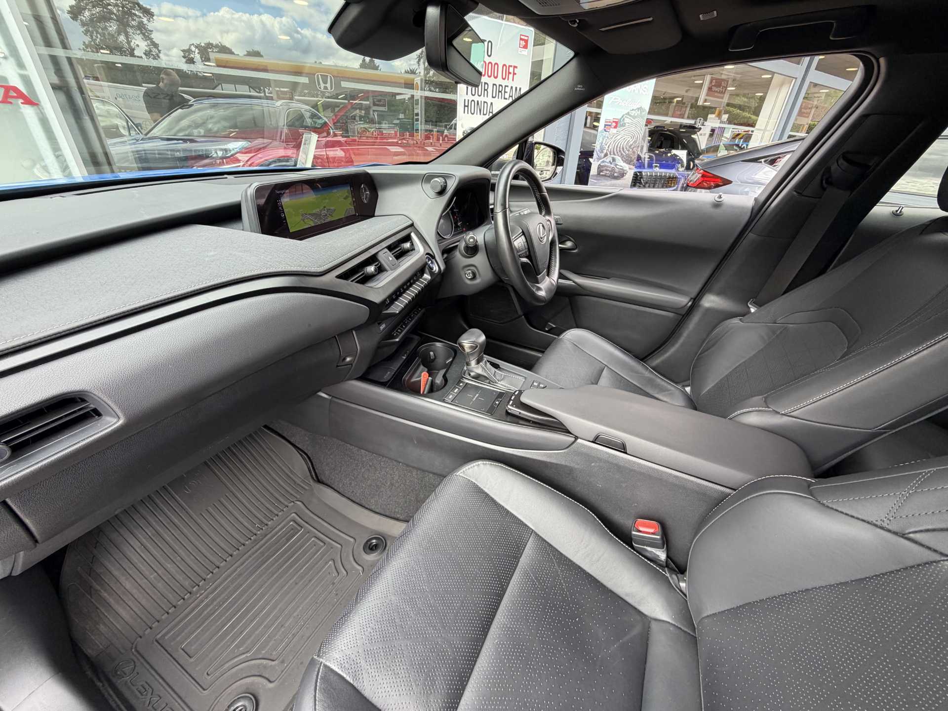 Lexus UX 250h 2.0 Takumi 5dr CVT — image 2