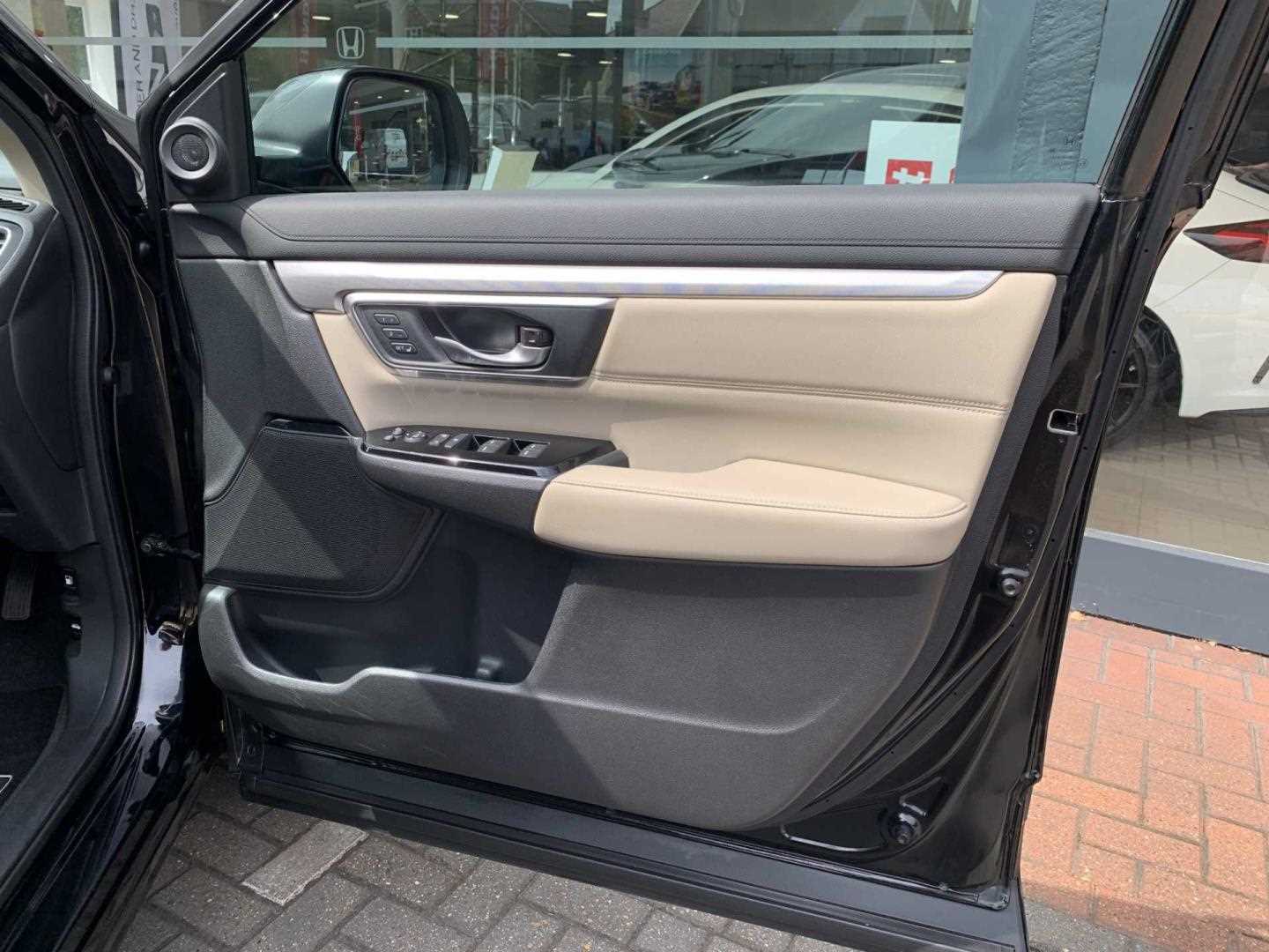 Honda CR-V 2.0 i-MMD Hybrid EX 5dr eCVT - Image 17
