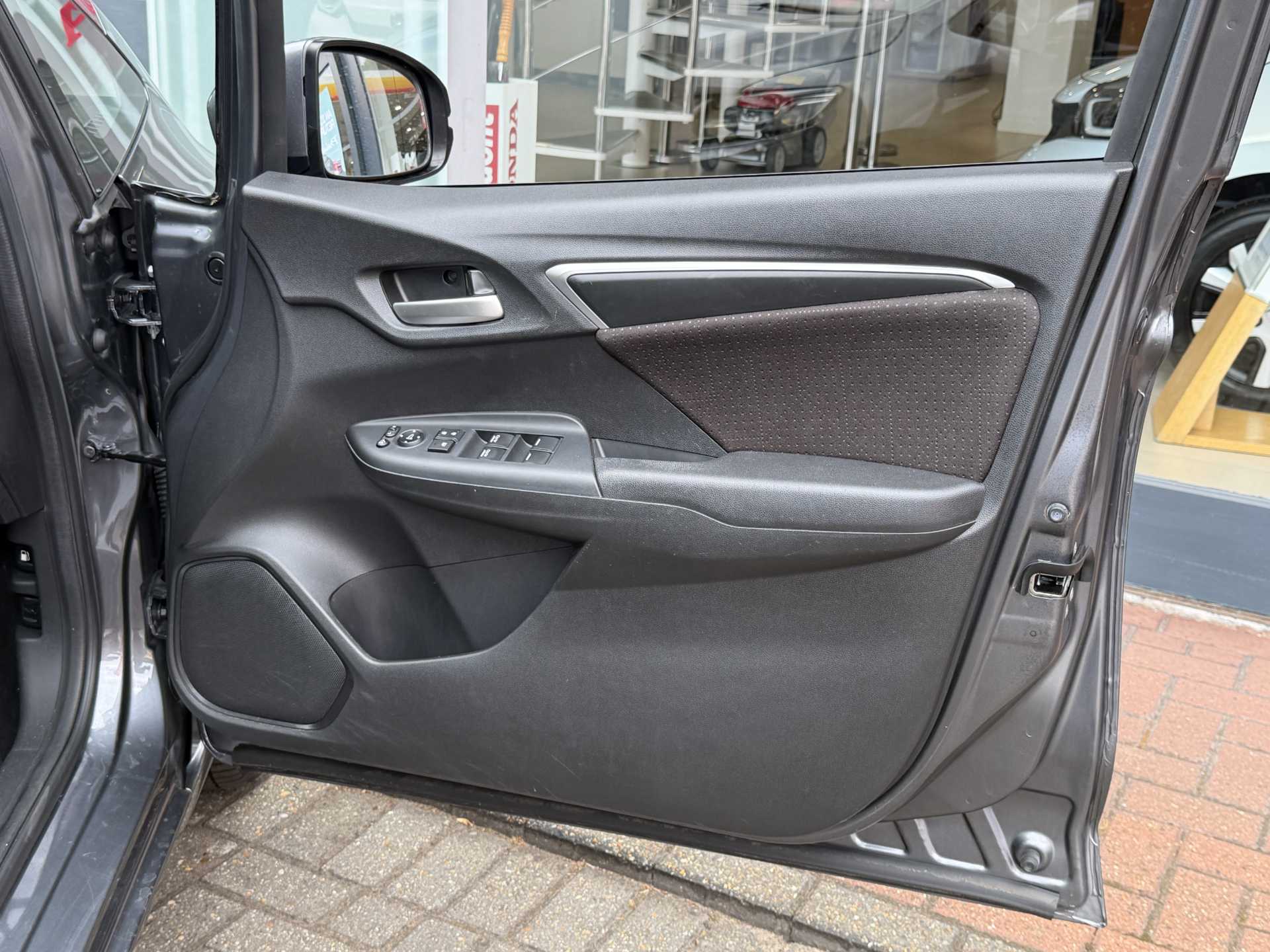 Honda Jazz 1.3 i-VTEC EX Navi 5dr - Image 17
