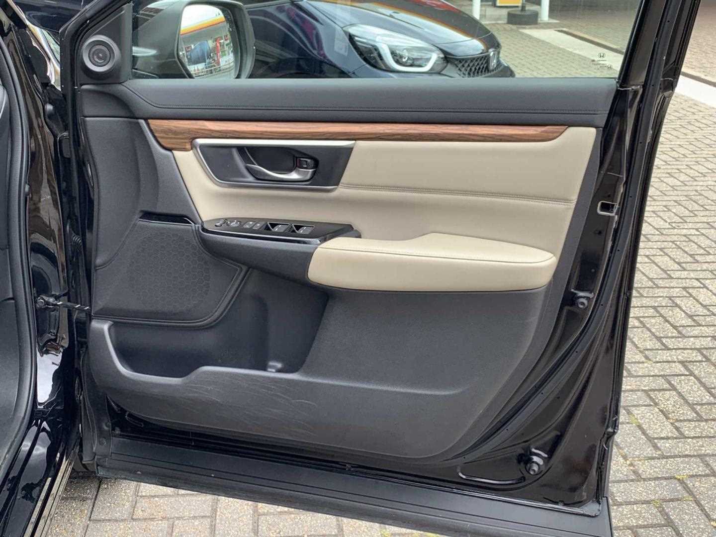 Honda CR-V 2.0 i-MMD Hybrid SR 5dr eCVT - Image 17