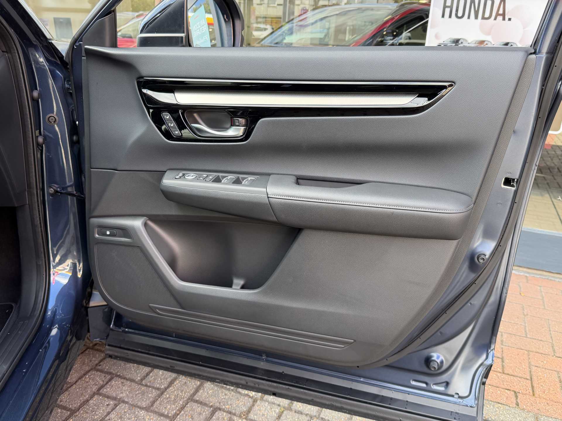 Honda CR-V 2.0 ePHEV Advance Tech 5dr eCVT — image 17