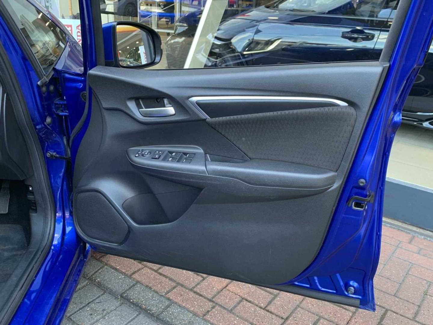 Honda JAZZ 1.3 i-VTEC EX 5dr CVT - Image 17