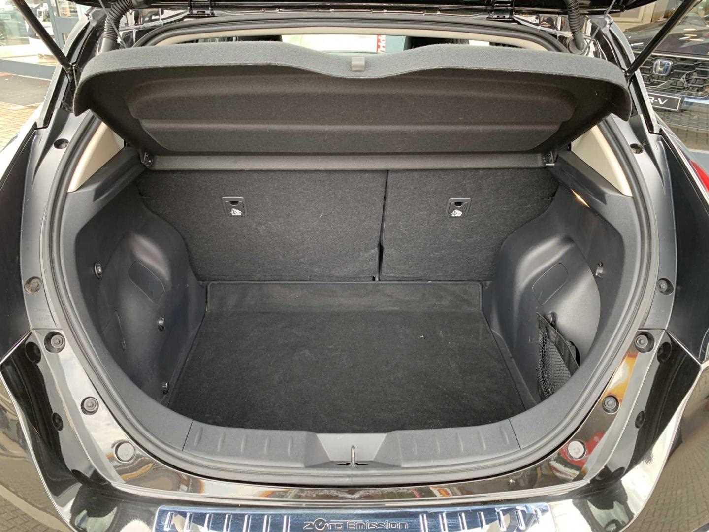 Nissan LEAF 110kW 10 40kWh 5dr Auto - Image 13