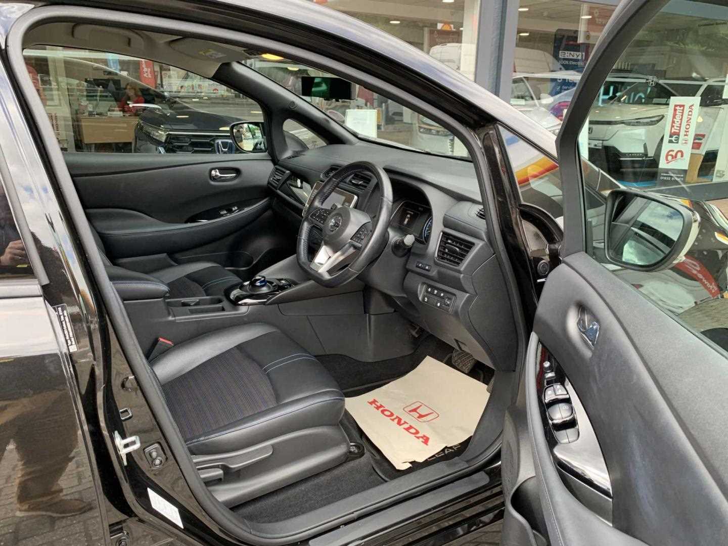 Nissan LEAF 110kW 10 40kWh 5dr Auto - Image 15