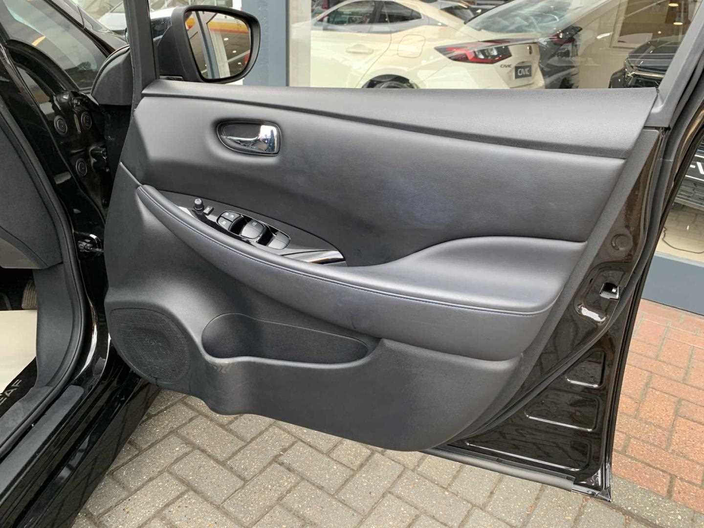 Nissan LEAF 110kW 10 40kWh 5dr Auto - Image 17