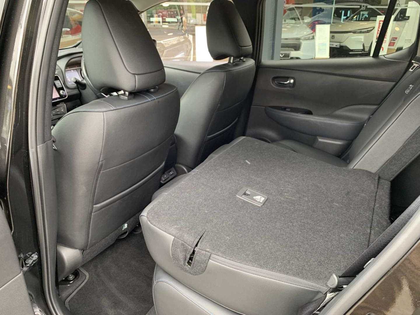 Nissan LEAF 110kW 10 40kWh 5dr Auto - Image 19