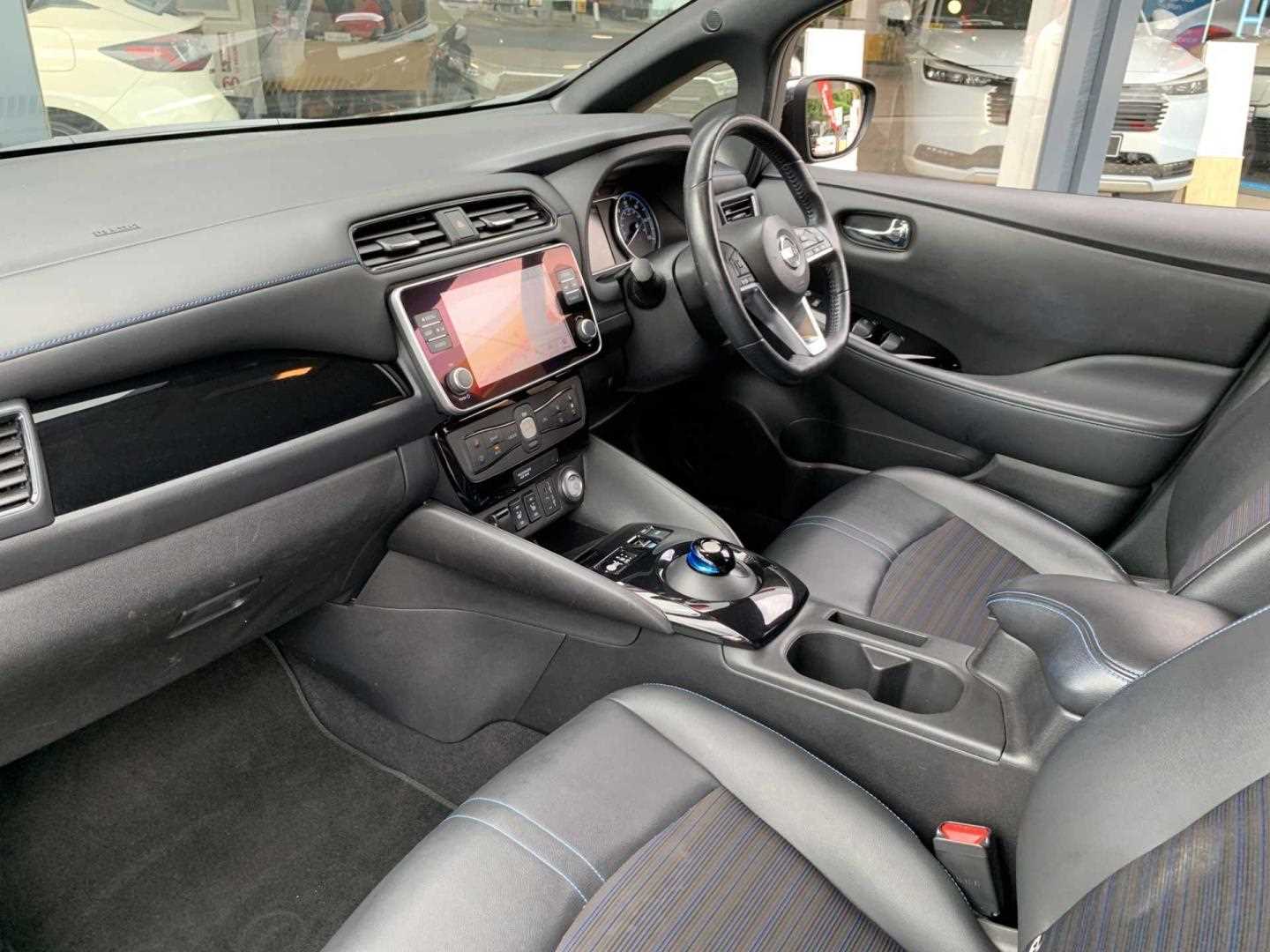 Nissan LEAF 110kW 10 40kWh 5dr Auto - Image 2