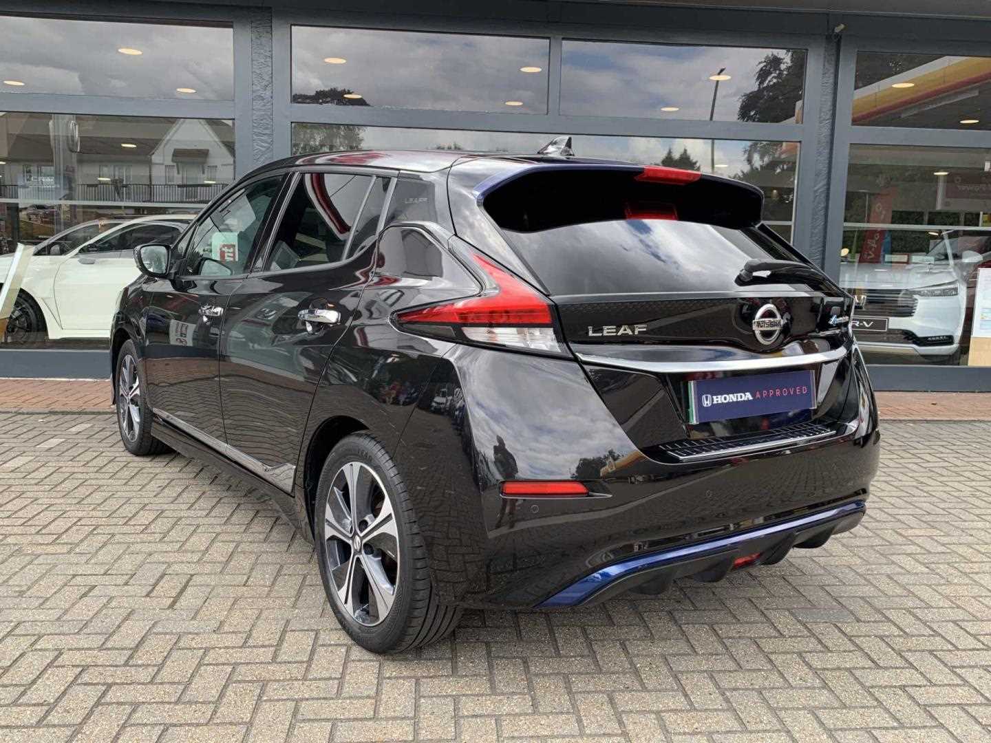 Nissan LEAF 110kW 10 40kWh 5dr Auto - Image 3