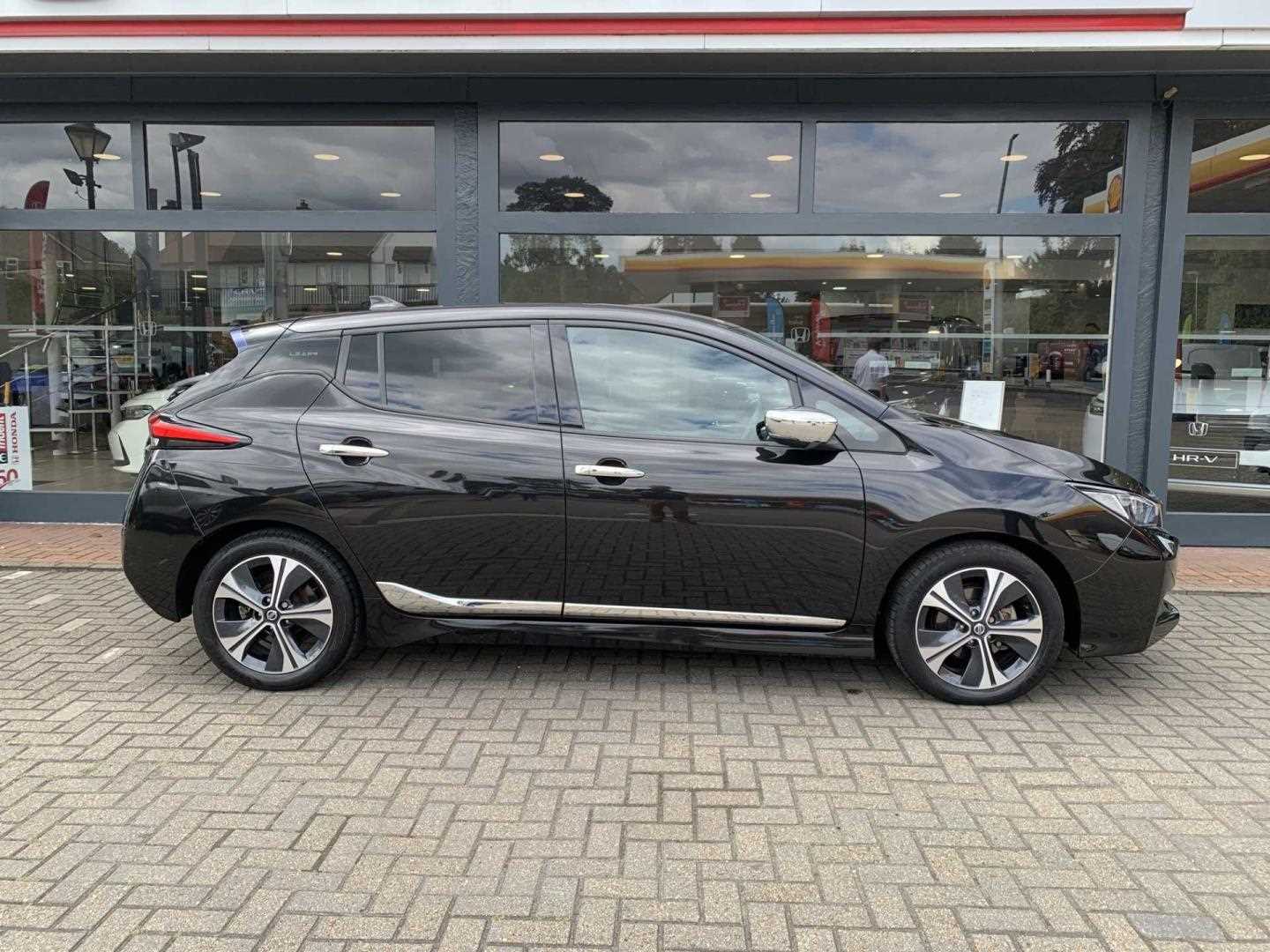 Nissan LEAF 110kW 10 40kWh 5dr Auto - Image 5