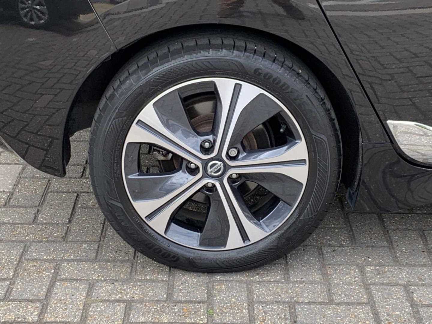 Nissan LEAF 110kW 10 40kWh 5dr Auto - Image 9
