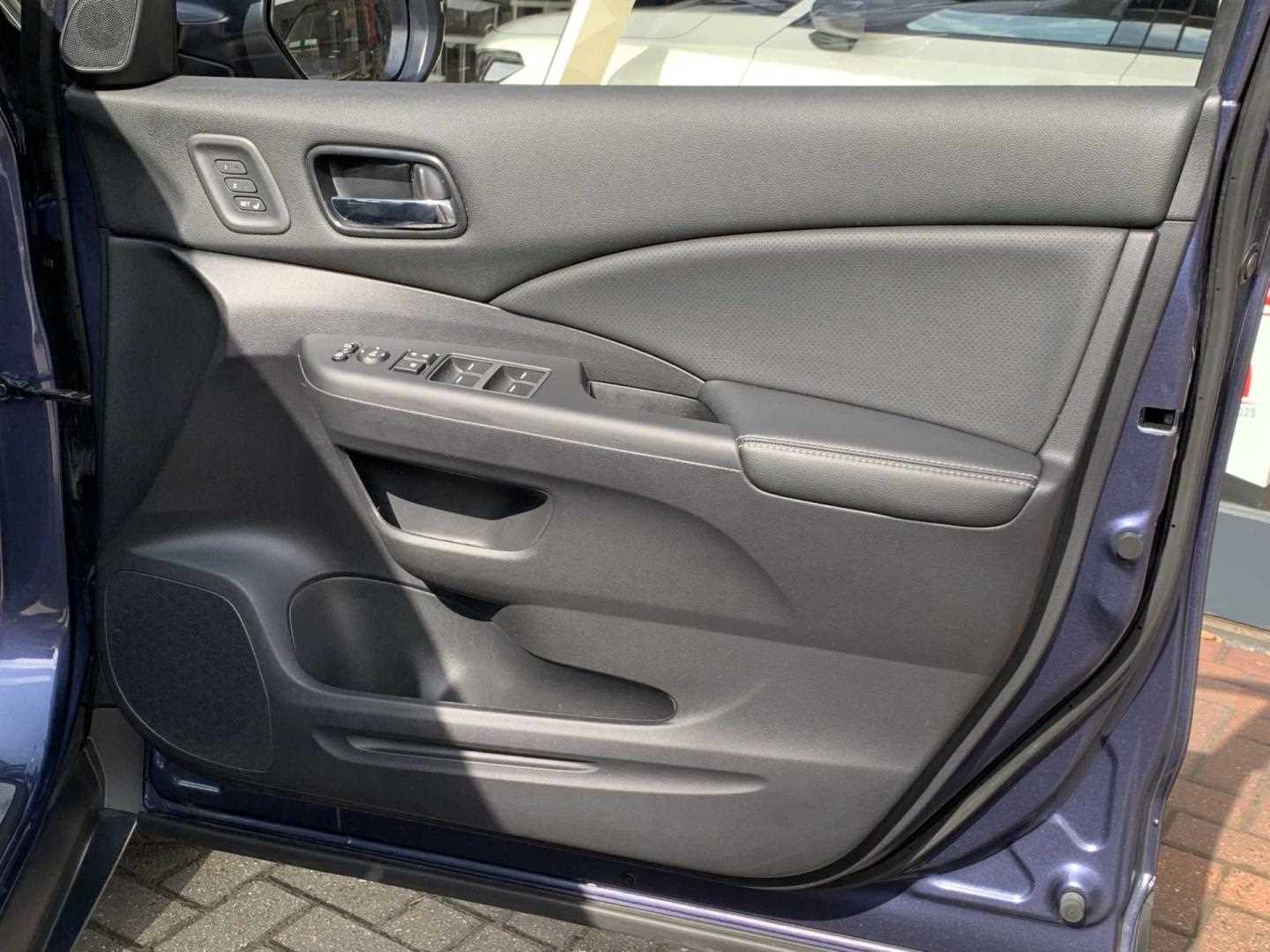 Honda CR-V 2.0 i-VTEC EX 5dr Auto - Image 17