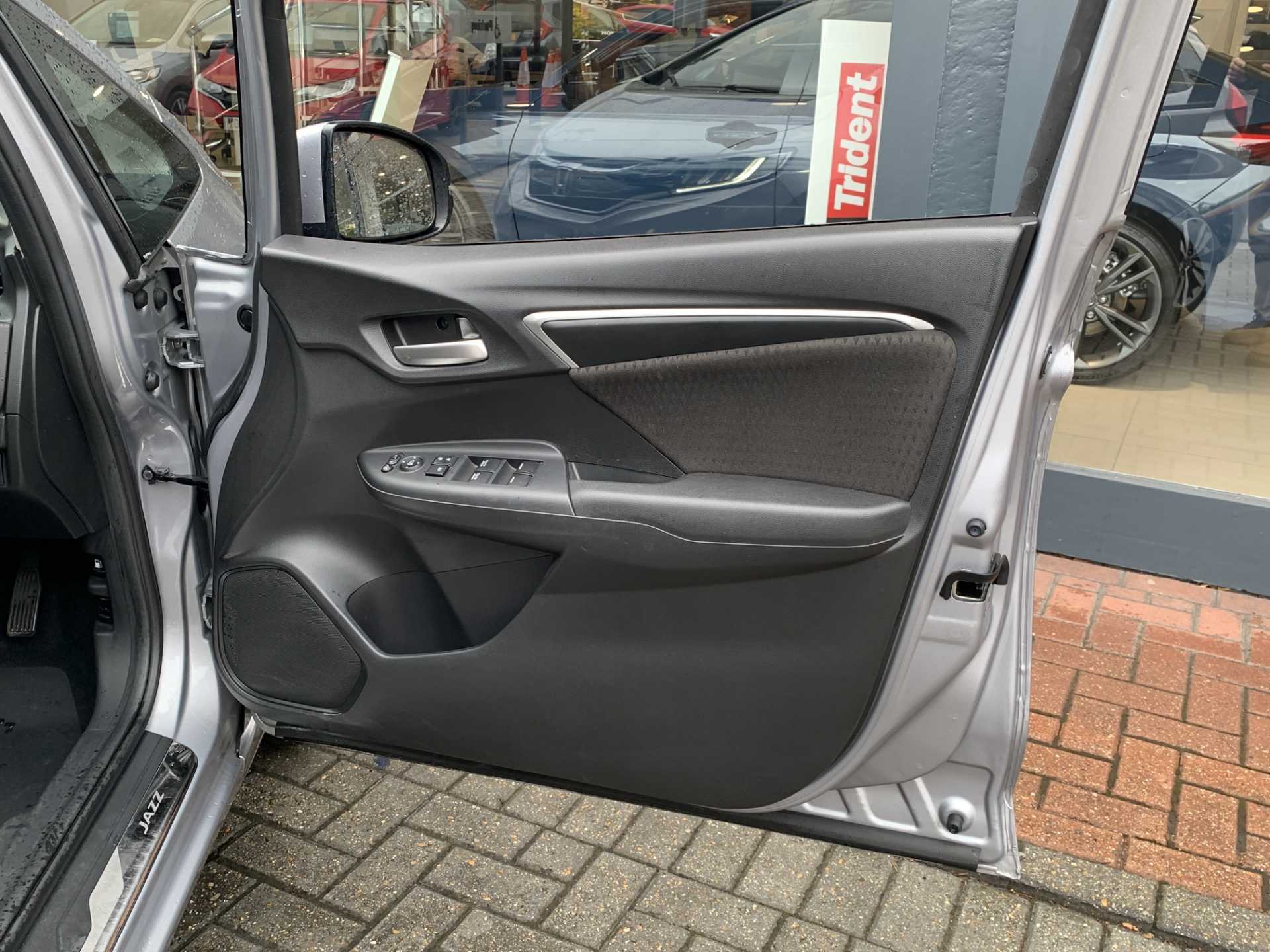 Honda Jazz 1.3 i-VTEC EX Navi 5dr CVT - Image 17