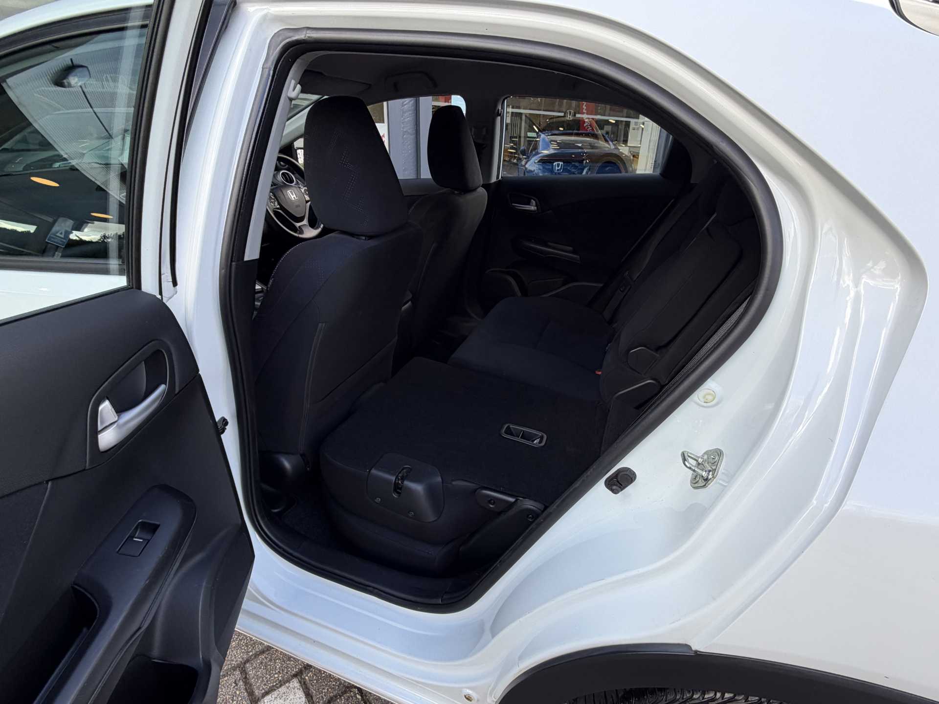 Honda Civic 1.8 i-VTEC SE Plus 5dr Auto - Image 19