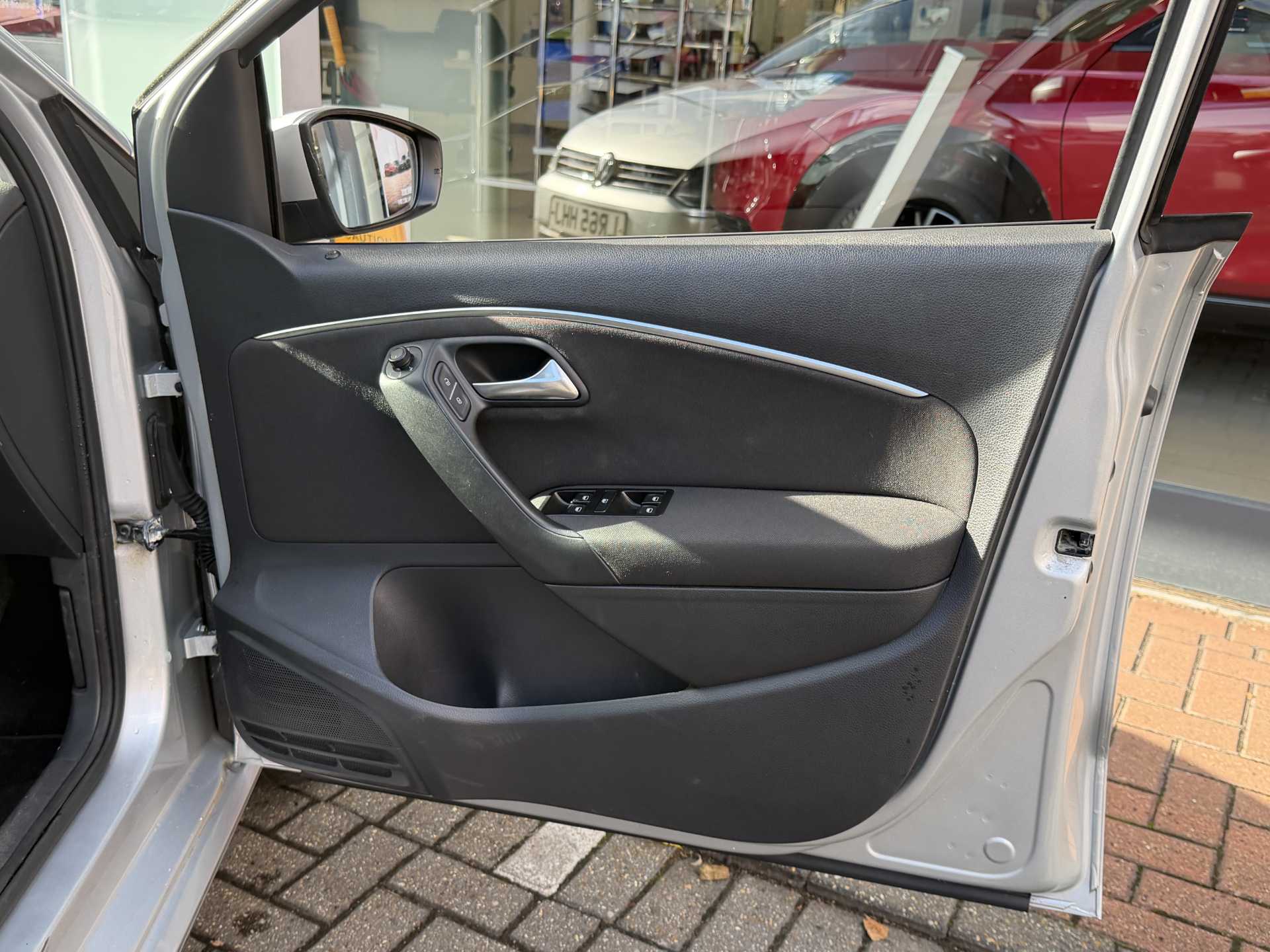 Volkswagen POLO 1.2 TSI SE 5dr DSG — image 17