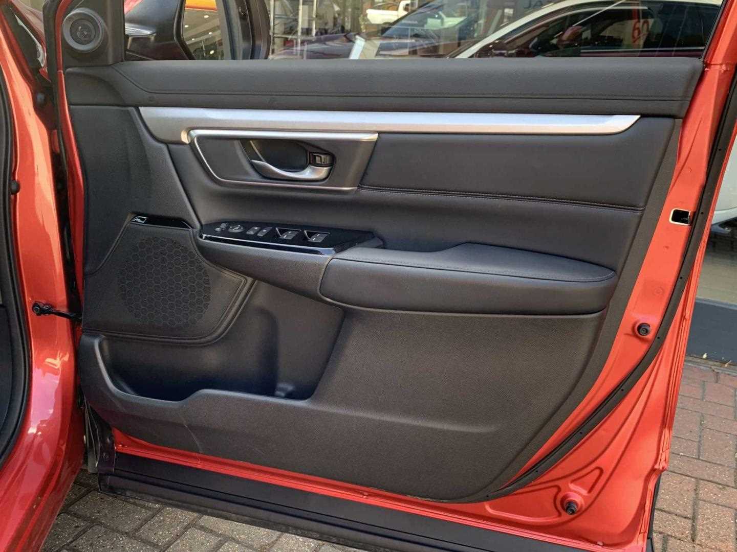 Honda CR-V 2.0 i-MMD Hybrid SR 2WD 5dr eCVT - Image 17