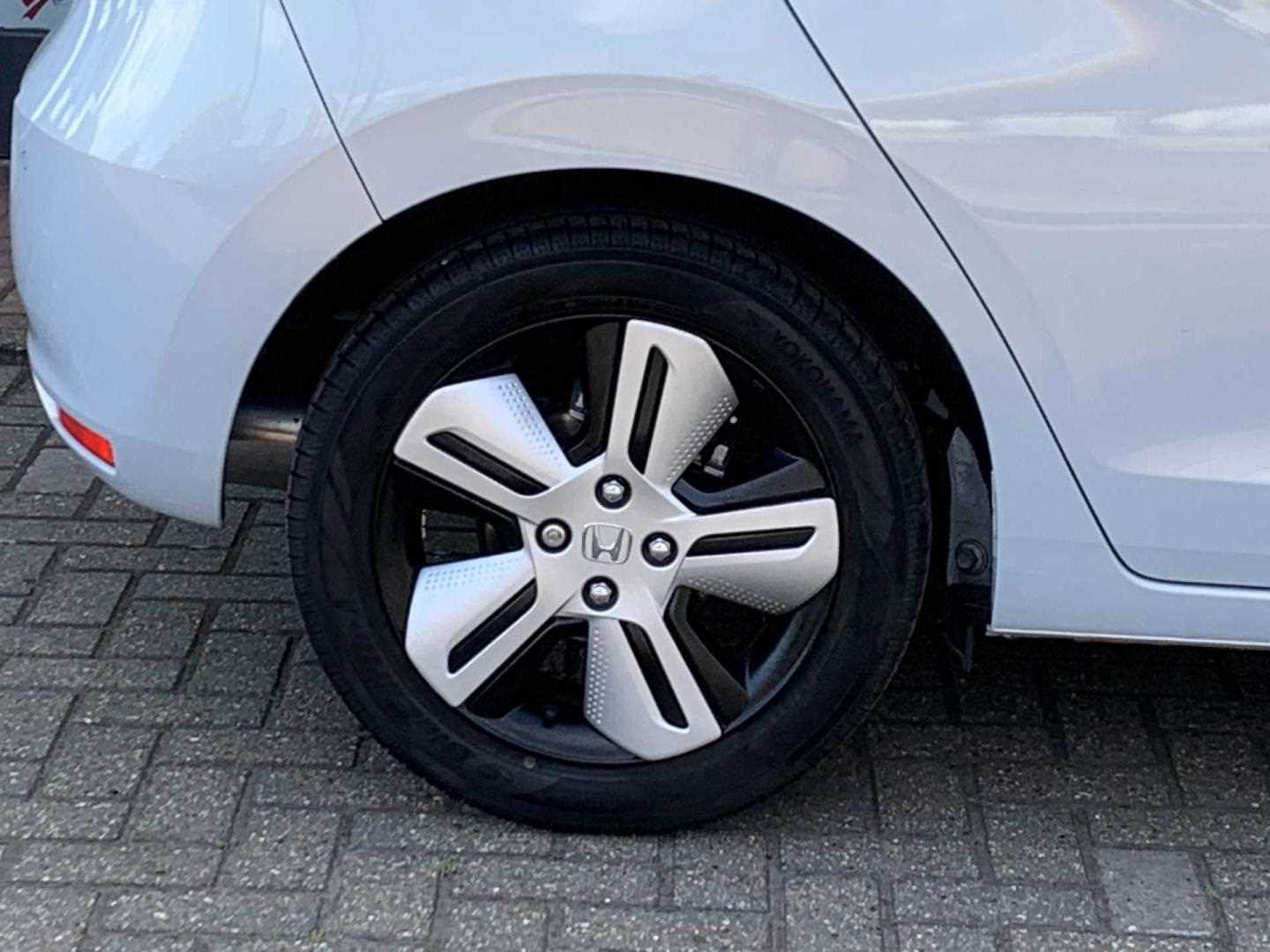 Honda JAZZ 1.5 i-MMD Hybrid EX 5dr eCVT - Image 9