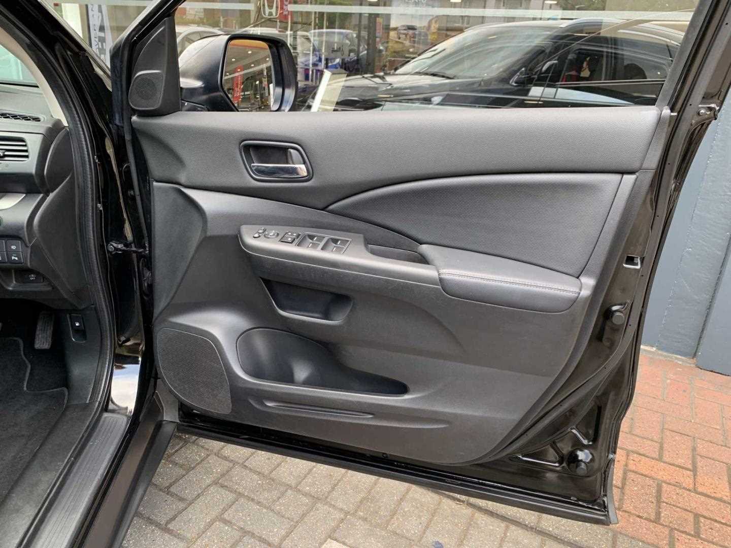 Honda CR-V 2.0 i-VTEC SR 5dr Auto - Image 17