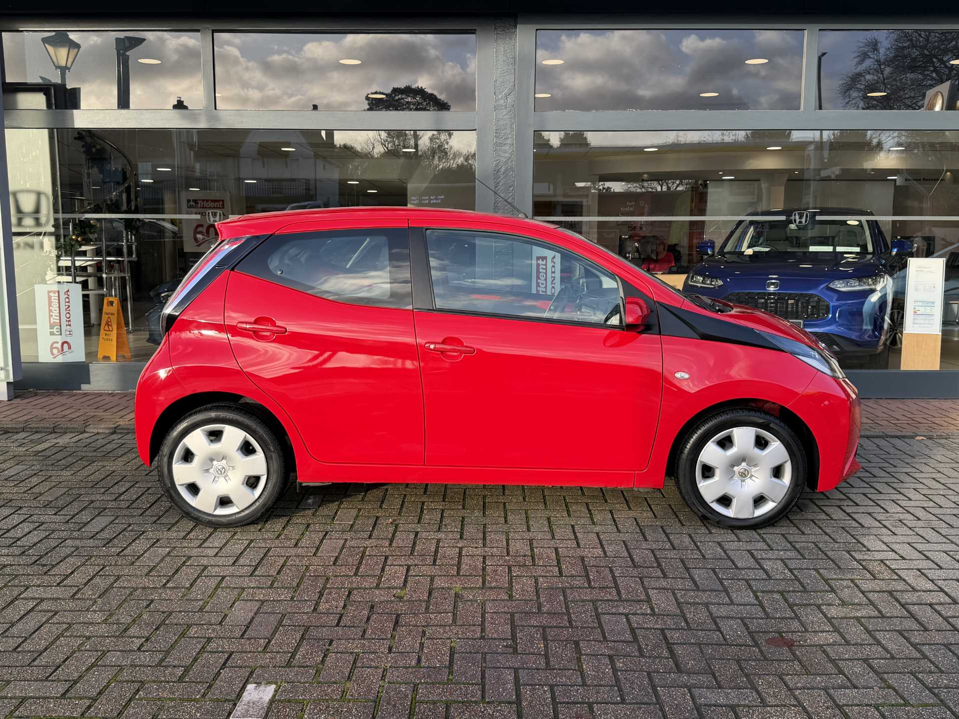 Toyota AYGO 1.0 VVT-i X-Play 5dr - Image 5