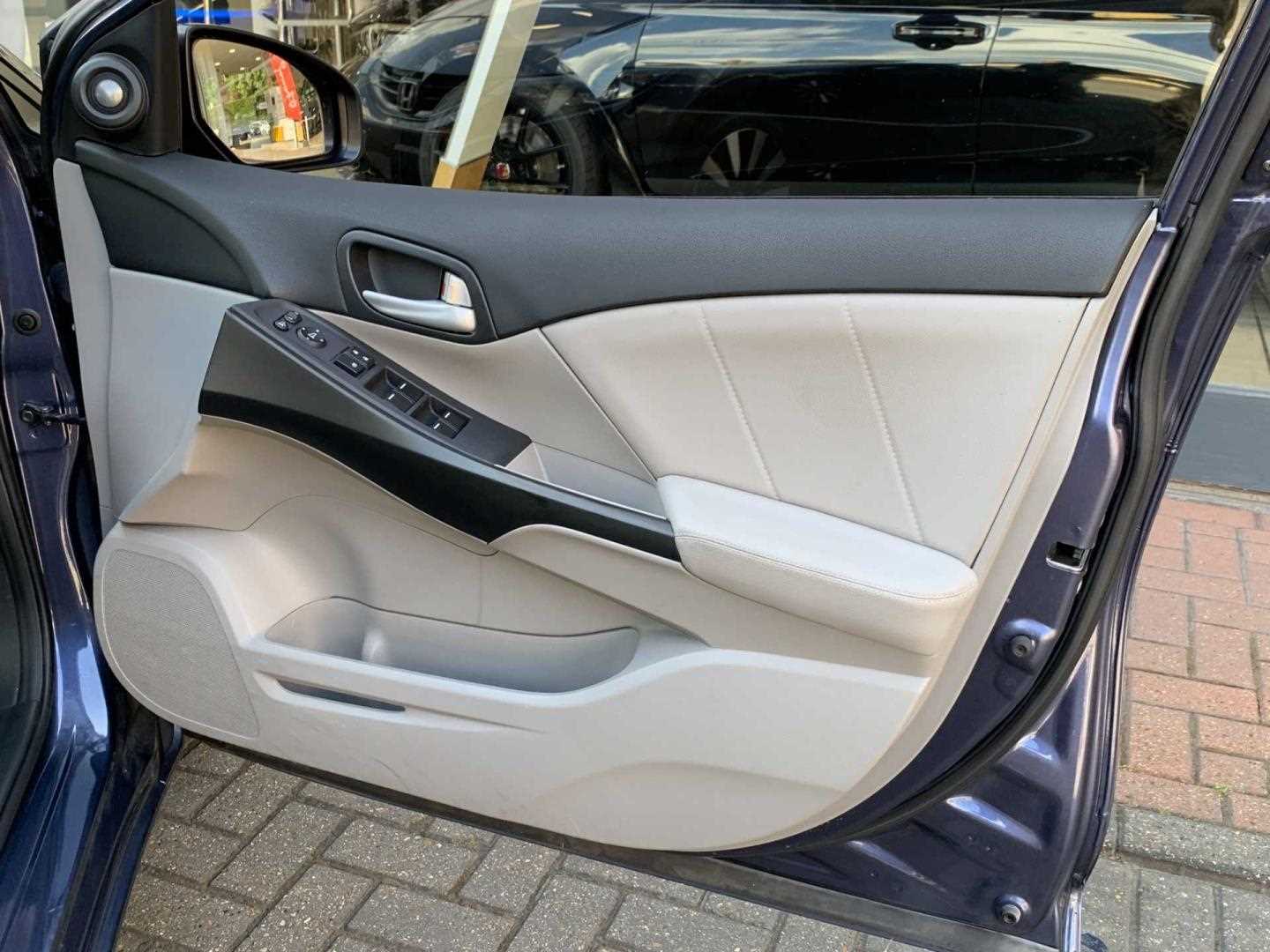 Honda CIVIC 1.8 i-VTEC SR 5dr Auto - Image 17
